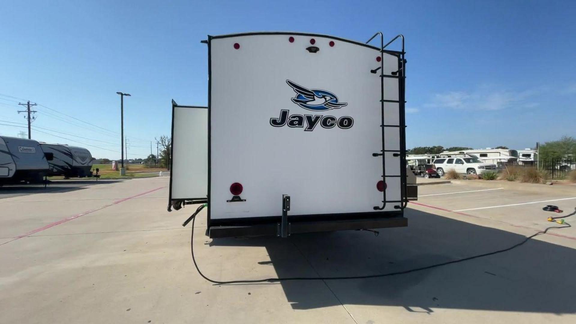 2018 WHITE JAYCO JAY FLIGHT 23MRB (1UJBJ0BN5J1) , Length: 28.17 ft | Dry Weight: 5,560 lbs. | Gross Weight: 7,250 lbs. | Slides: 1 transmission, located at 4319 N Main St, Cleburne, TX, 76033, (817) 678-5133, 32.385960, -97.391212 - The 2018 Jayco Jay Flight 23MRB is a travel trailer that encapsulates both compactness and luxury for unparalleled camping experiences. Spanning 28 feet in length, this model boasts a thoughtfully arranged interior featuring a single slide-out, seamlessly amplifying the living space. The Jay Flight - Photo#8