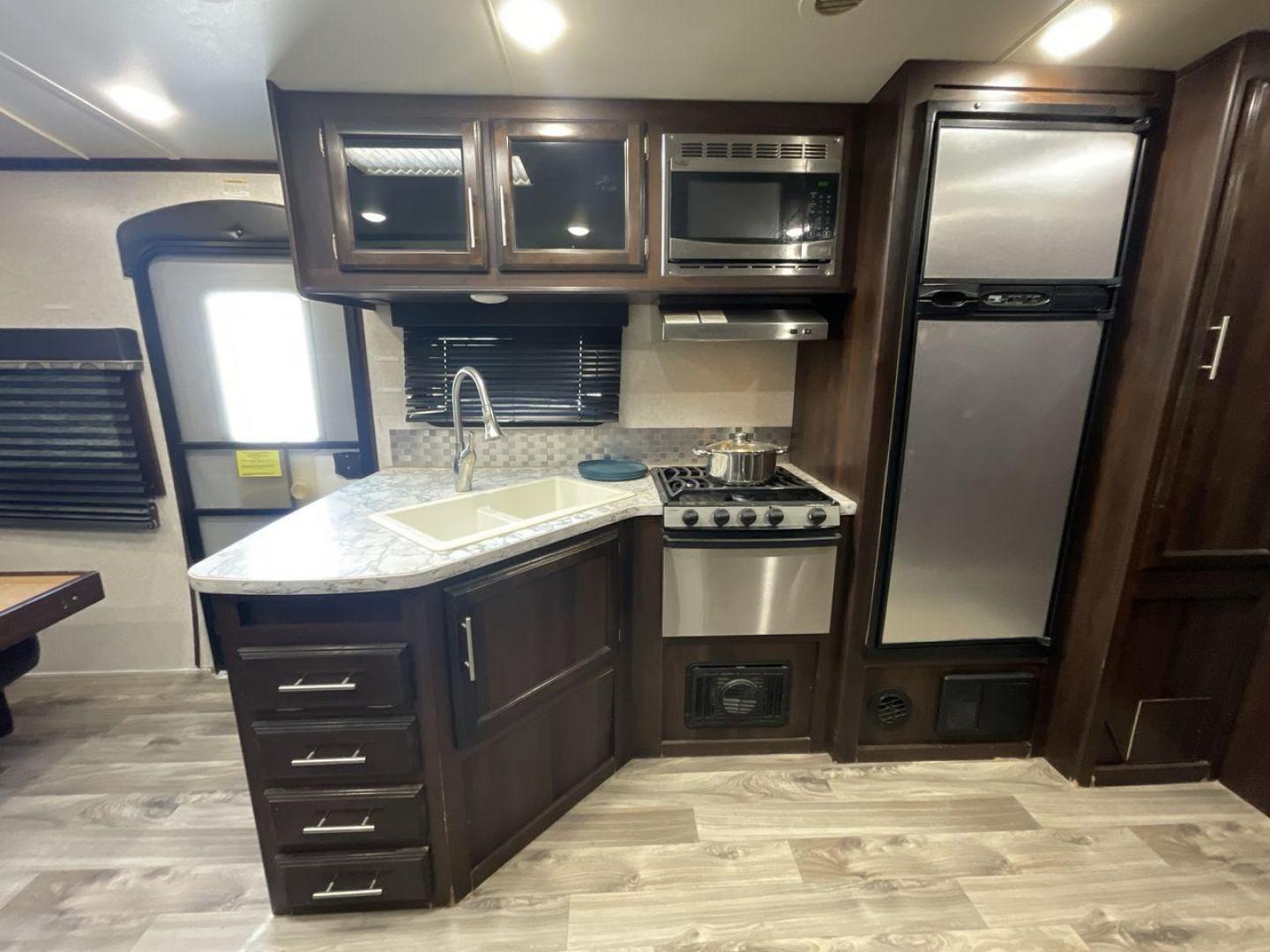 2018 WHITE JAYCO JAY FLIGHT 23MRB (1UJBJ0BN5J1) , Length: 28.17 ft | Dry Weight: 5,560 lbs. | Gross Weight: 7,250 lbs. | Slides: 1 transmission, located at 4319 N Main St, Cleburne, TX, 76033, (817) 678-5133, 32.385960, -97.391212 - The 2018 Jayco Jay Flight 23MRB is a travel trailer that encapsulates both compactness and luxury for unparalleled camping experiences. Spanning 28 feet in length, this model boasts a thoughtfully arranged interior featuring a single slide-out, seamlessly amplifying the living space. The Jay Flight - Photo#10