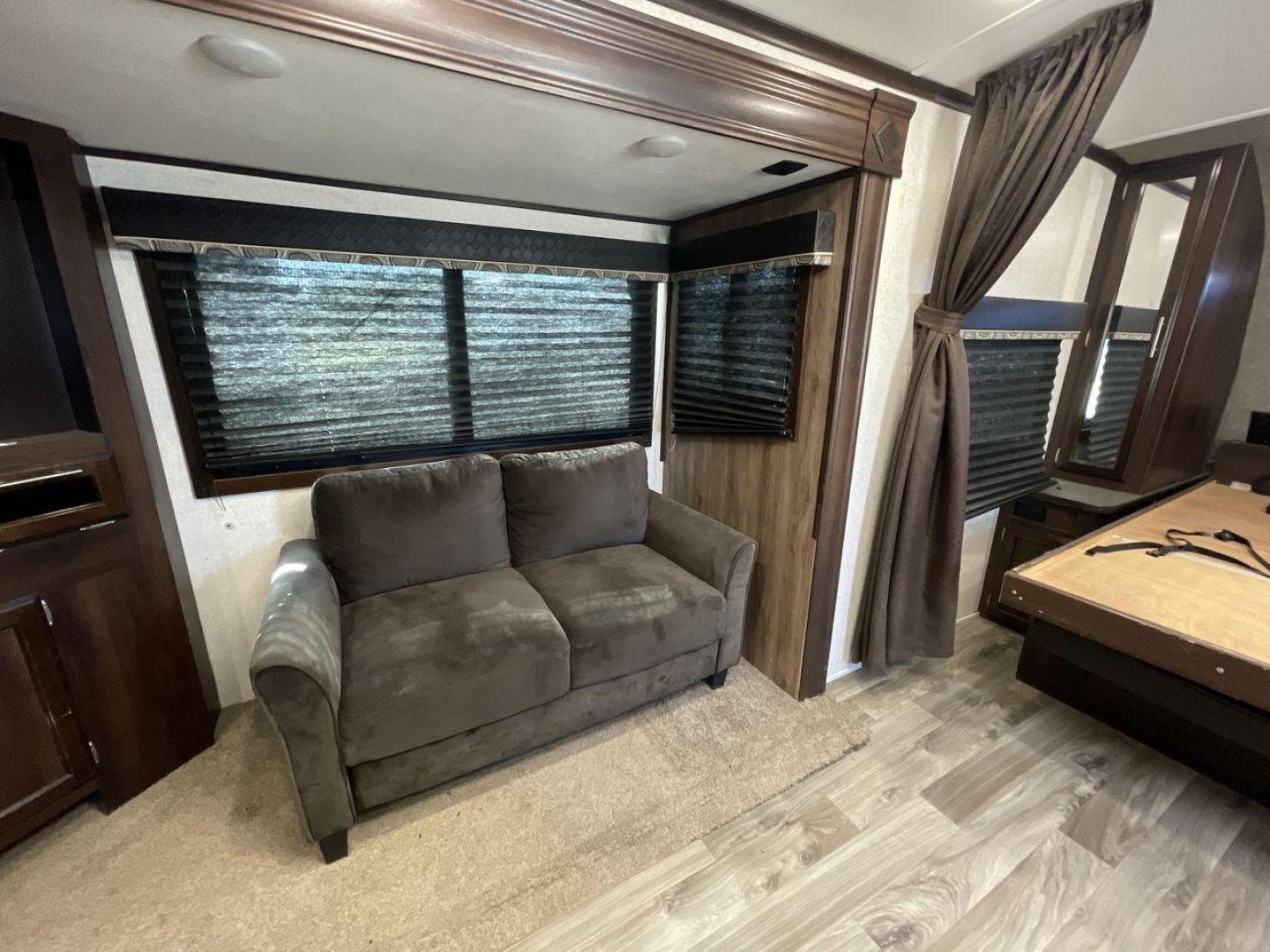 2018 WHITE JAYCO JAY FLIGHT 23MRB (1UJBJ0BN5J1) , Length: 28.17 ft | Dry Weight: 5,560 lbs. | Gross Weight: 7,250 lbs. | Slides: 1 transmission, located at 4319 N Main St, Cleburne, TX, 76033, (817) 678-5133, 32.385960, -97.391212 - The 2018 Jayco Jay Flight 23MRB is a travel trailer that encapsulates both compactness and luxury for unparalleled camping experiences. Spanning 28 feet in length, this model boasts a thoughtfully arranged interior featuring a single slide-out, seamlessly amplifying the living space. The Jay Flight - Photo#11