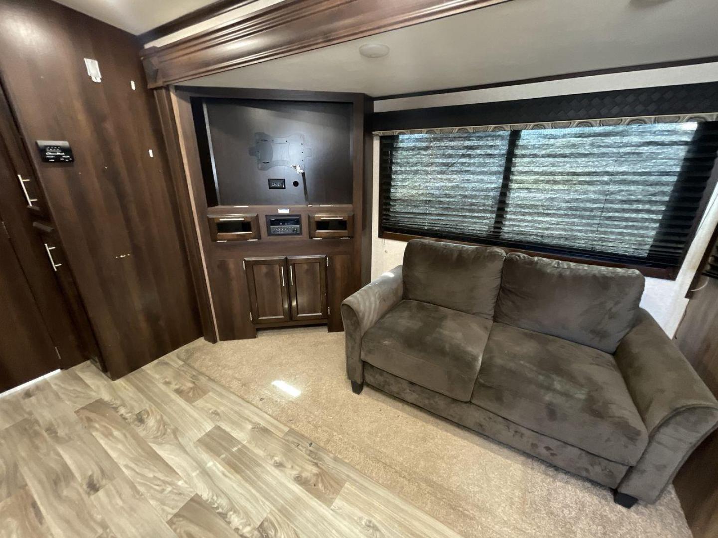 2018 WHITE JAYCO JAY FLIGHT 23MRB (1UJBJ0BN5J1) , Length: 28.17 ft | Dry Weight: 5,560 lbs. | Gross Weight: 7,250 lbs. | Slides: 1 transmission, located at 4319 N Main St, Cleburne, TX, 76033, (817) 678-5133, 32.385960, -97.391212 - The 2018 Jayco Jay Flight 23MRB is a travel trailer that encapsulates both compactness and luxury for unparalleled camping experiences. Spanning 28 feet in length, this model boasts a thoughtfully arranged interior featuring a single slide-out, seamlessly amplifying the living space. The Jay Flight - Photo#12