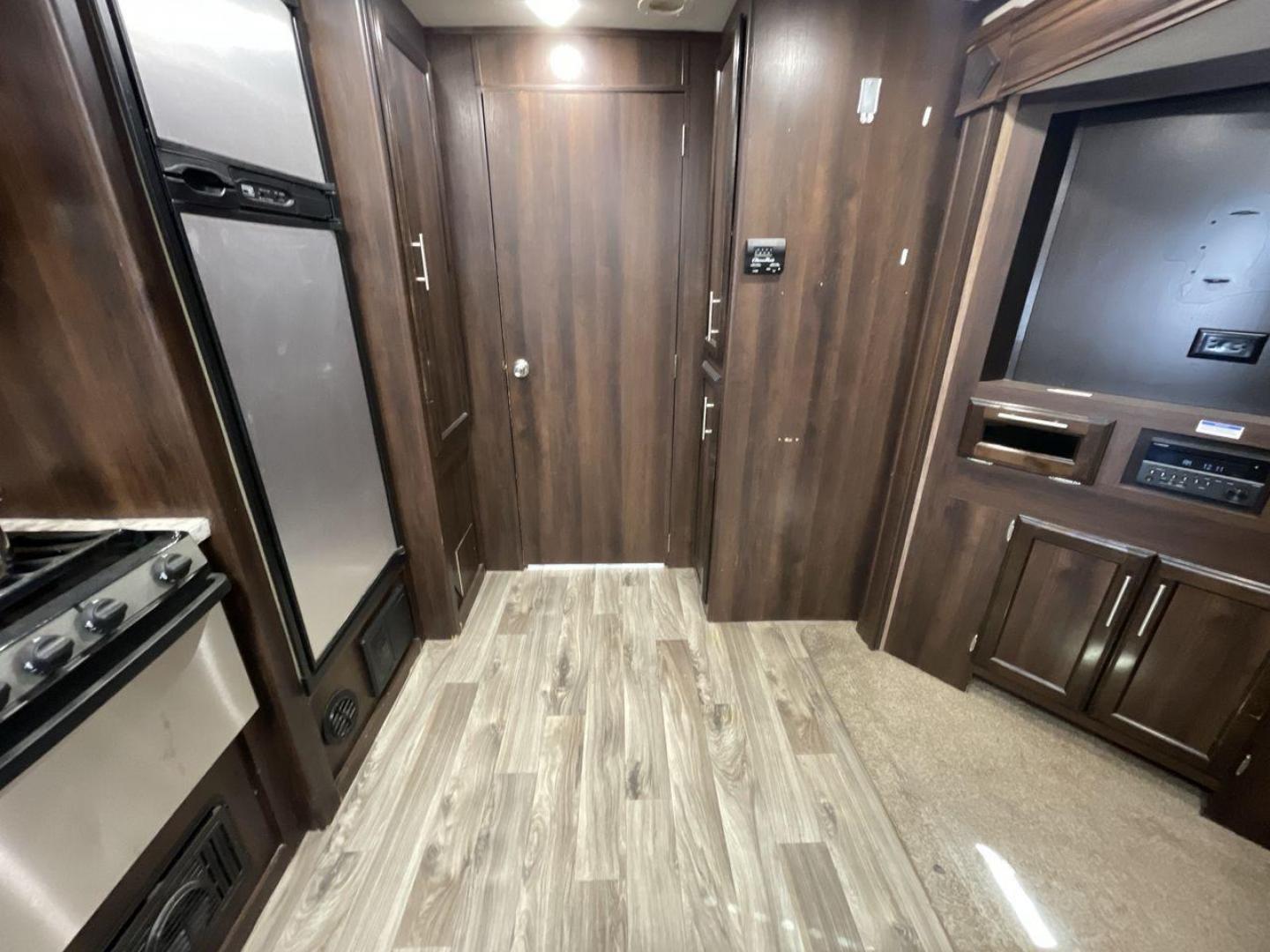 2018 WHITE JAYCO JAY FLIGHT 23MRB (1UJBJ0BN5J1) , Length: 28.17 ft | Dry Weight: 5,560 lbs. | Gross Weight: 7,250 lbs. | Slides: 1 transmission, located at 4319 N Main St, Cleburne, TX, 76033, (817) 678-5133, 32.385960, -97.391212 - The 2018 Jayco Jay Flight 23MRB is a travel trailer that encapsulates both compactness and luxury for unparalleled camping experiences. Spanning 28 feet in length, this model boasts a thoughtfully arranged interior featuring a single slide-out, seamlessly amplifying the living space. The Jay Flight - Photo#13