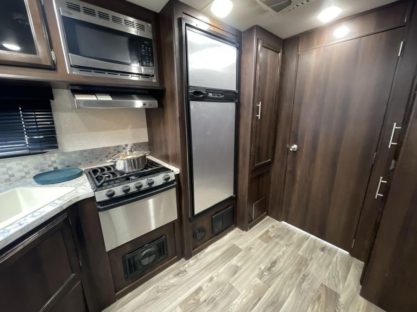 2018 WHITE JAYCO JAY FLIGHT 23MRB (1UJBJ0BN5J1) , Length: 28.17 ft | Dry Weight: 5,560 lbs. | Gross Weight: 7,250 lbs. | Slides: 1 transmission, located at 4319 N Main St, Cleburne, TX, 76033, (817) 678-5133, 32.385960, -97.391212 - The 2018 Jayco Jay Flight 23MRB is a travel trailer that encapsulates both compactness and luxury for unparalleled camping experiences. Spanning 28 feet in length, this model boasts a thoughtfully arranged interior featuring a single slide-out, seamlessly amplifying the living space. The Jay Flight - Photo#14