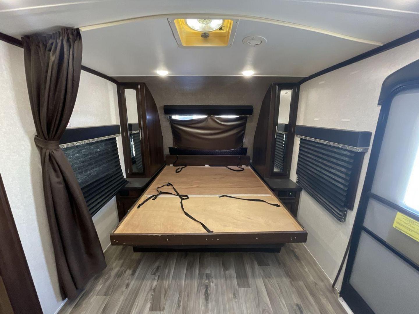 2018 WHITE JAYCO JAY FLIGHT 23MRB (1UJBJ0BN5J1) , Length: 28.17 ft | Dry Weight: 5,560 lbs. | Gross Weight: 7,250 lbs. | Slides: 1 transmission, located at 4319 N Main St, Cleburne, TX, 76033, (817) 678-5133, 32.385960, -97.391212 - The 2018 Jayco Jay Flight 23MRB is a travel trailer that encapsulates both compactness and luxury for unparalleled camping experiences. Spanning 28 feet in length, this model boasts a thoughtfully arranged interior featuring a single slide-out, seamlessly amplifying the living space. The Jay Flight - Photo#17