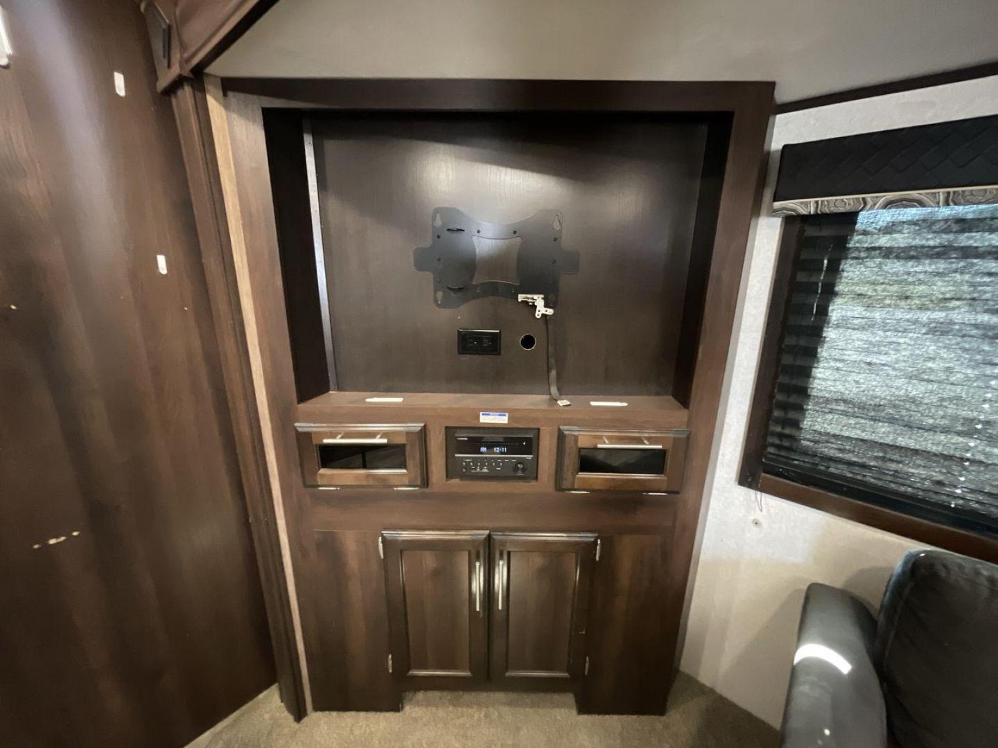 2018 WHITE JAYCO JAY FLIGHT 23MRB (1UJBJ0BN5J1) , Length: 28.17 ft | Dry Weight: 5,560 lbs. | Gross Weight: 7,250 lbs. | Slides: 1 transmission, located at 4319 N Main St, Cleburne, TX, 76033, (817) 678-5133, 32.385960, -97.391212 - The 2018 Jayco Jay Flight 23MRB is a travel trailer that encapsulates both compactness and luxury for unparalleled camping experiences. Spanning 28 feet in length, this model boasts a thoughtfully arranged interior featuring a single slide-out, seamlessly amplifying the living space. The Jay Flight - Photo#19