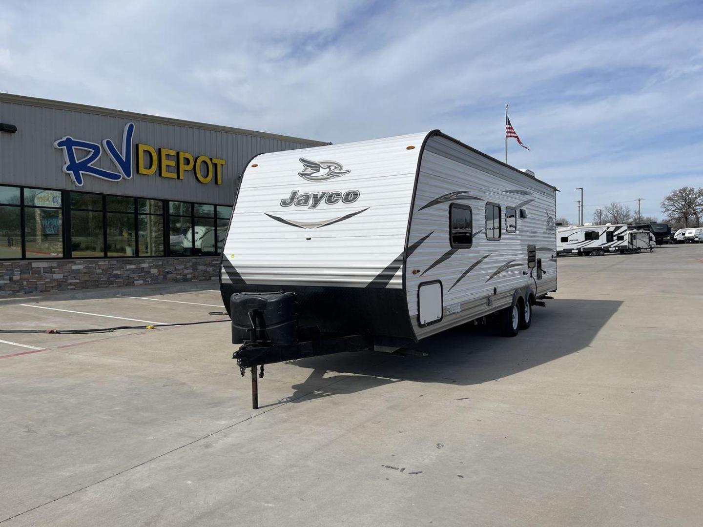 2018 JAYCO JAY FLIGHT 24RKS / 2 (1UJBJ0BN3J1) , Length: 29.2 ft | Dry Weight: 4,615 lbs. | Gross Weight: 6,000 lbs. | Slides: 0 transmission, located at 4319 N Main St, Cleburne, TX, 76033, (817) 678-5133, 32.385960, -97.391212 - Experience the ultimate blend of comfort and practicality with the 2018 Jayco Jay Flight 264BH. This meticulously crafted travel trailer is designed to provide unforgettable camping adventures. This model is 29 feet long and features a well-designed layout that is perfect for families and outdoor en - Photo#0