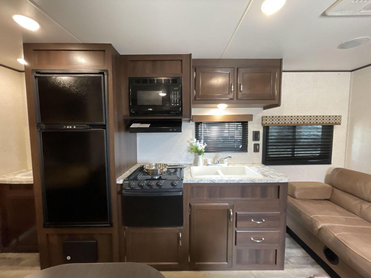 2018 JAYCO JAY FLIGHT 24RKS / 2 (1UJBJ0BN3J1) , Length: 29.2 ft | Dry Weight: 4,615 lbs. | Gross Weight: 6,000 lbs. | Slides: 0 transmission, located at 4319 N Main St, Cleburne, TX, 76033, (817) 678-5133, 32.385960, -97.391212 - Experience the ultimate blend of comfort and practicality with the 2018 Jayco Jay Flight 264BH. This meticulously crafted travel trailer is designed to provide unforgettable camping adventures. This model is 29 feet long and features a well-designed layout that is perfect for families and outdoor en - Photo#9