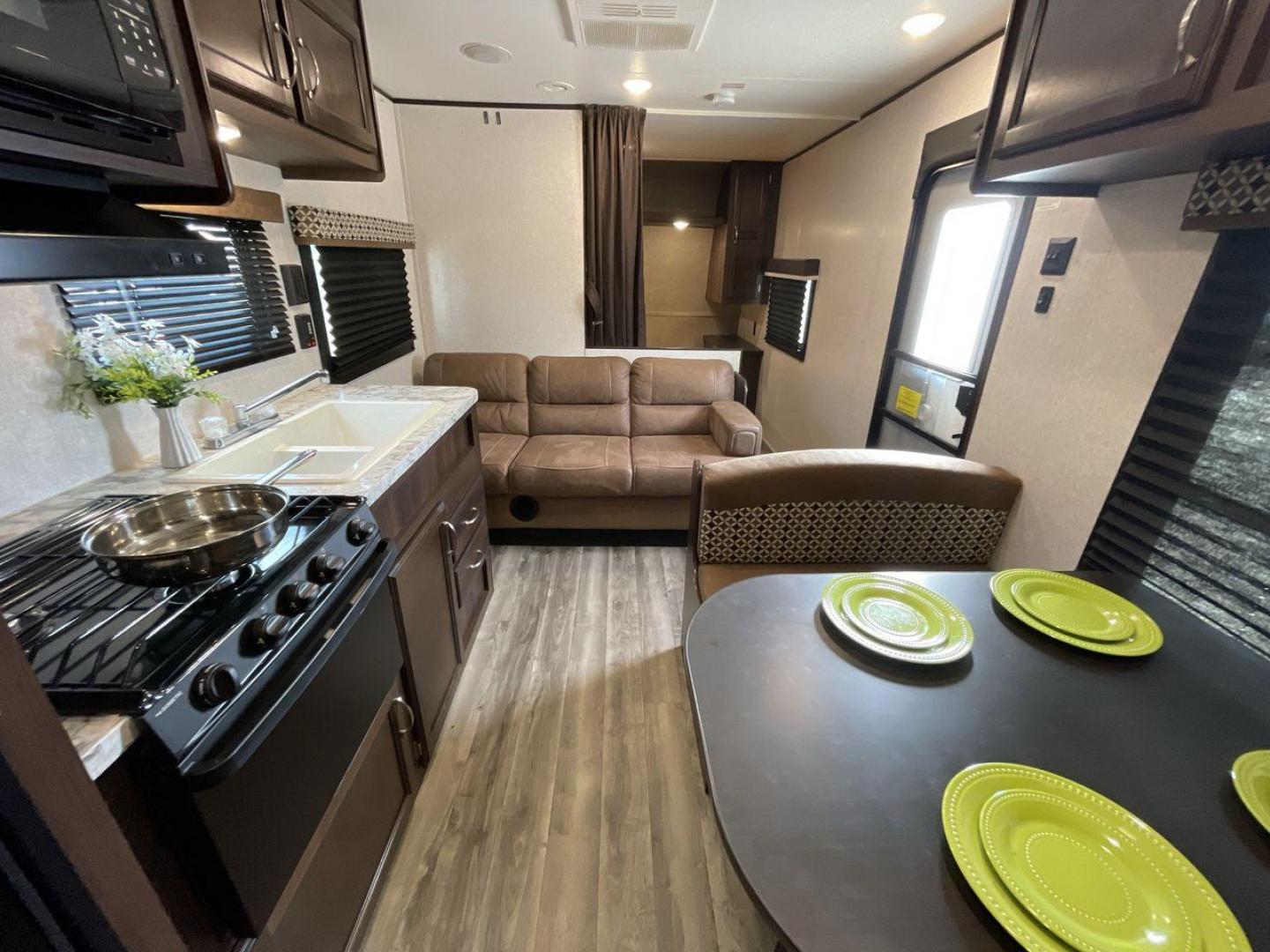 2018 JAYCO JAY FLIGHT 24RKS / 2 (1UJBJ0BN3J1) , Length: 29.2 ft | Dry Weight: 4,615 lbs. | Gross Weight: 6,000 lbs. | Slides: 0 transmission, located at 4319 N Main St, Cleburne, TX, 76033, (817) 678-5133, 32.385960, -97.391212 - Experience the ultimate blend of comfort and practicality with the 2018 Jayco Jay Flight 264BH. This meticulously crafted travel trailer is designed to provide unforgettable camping adventures. This model is 29 feet long and features a well-designed layout that is perfect for families and outdoor en - Photo#10