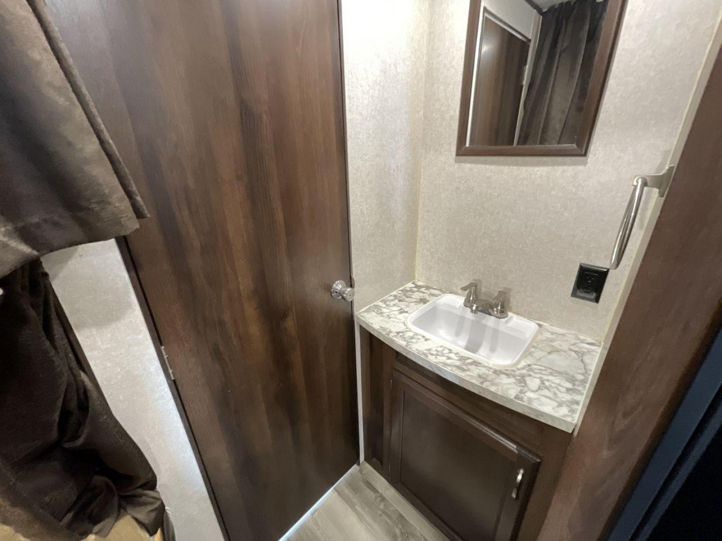 2018 JAYCO JAY FLIGHT 24RKS / 2 (1UJBJ0BN3J1) , Length: 29.2 ft | Dry Weight: 4,615 lbs. | Gross Weight: 6,000 lbs. | Slides: 0 transmission, located at 4319 N Main St, Cleburne, TX, 76033, (817) 678-5133, 32.385960, -97.391212 - Experience the ultimate blend of comfort and practicality with the 2018 Jayco Jay Flight 264BH. This meticulously crafted travel trailer is designed to provide unforgettable camping adventures. This model is 29 feet long and features a well-designed layout that is perfect for families and outdoor en - Photo#15