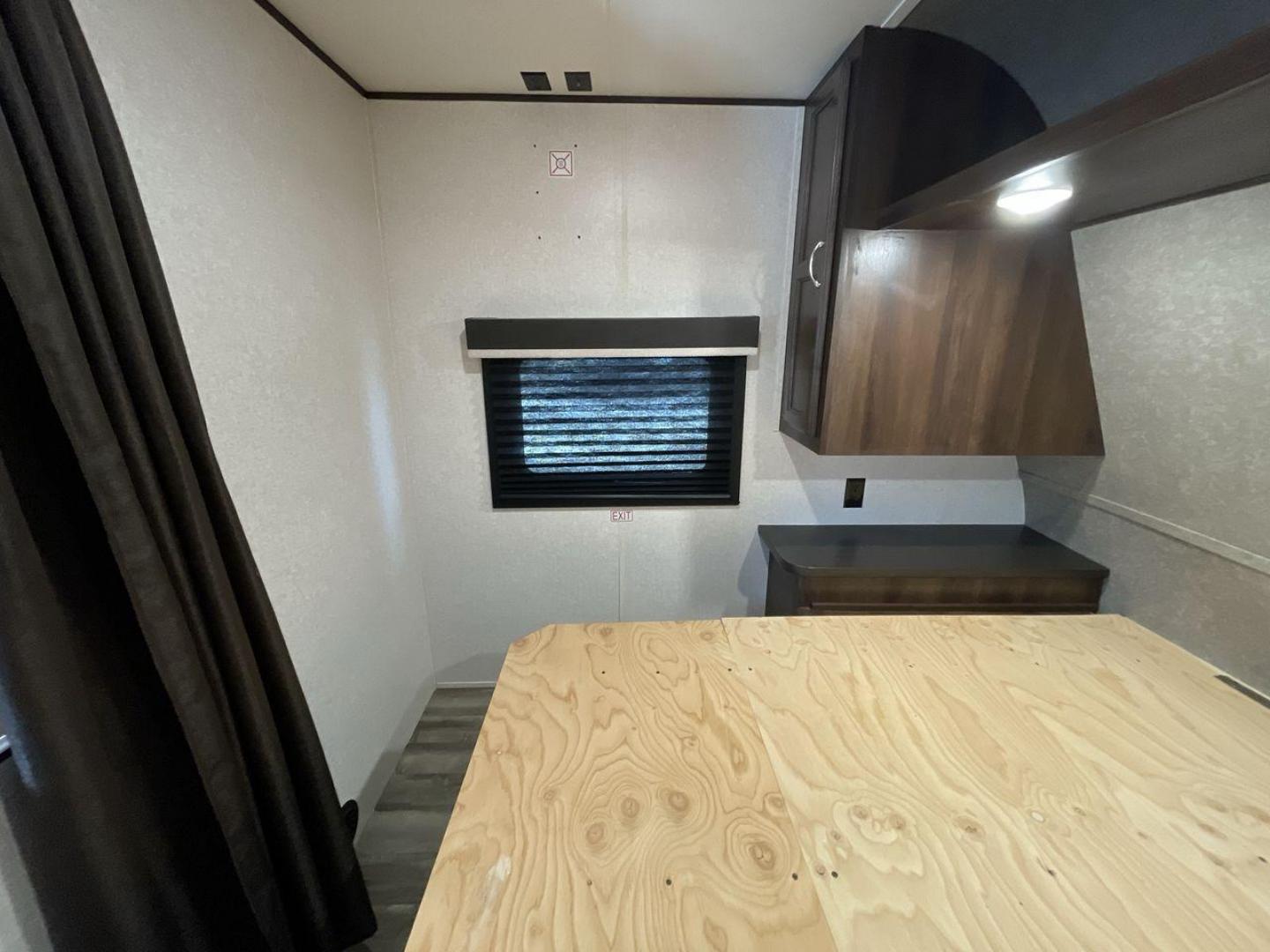 2018 JAYCO JAY FLIGHT 24RKS / 2 (1UJBJ0BN3J1) , Length: 29.2 ft | Dry Weight: 4,615 lbs. | Gross Weight: 6,000 lbs. | Slides: 0 transmission, located at 4319 N Main St, Cleburne, TX, 76033, (817) 678-5133, 32.385960, -97.391212 - Experience the ultimate blend of comfort and practicality with the 2018 Jayco Jay Flight 264BH. This meticulously crafted travel trailer is designed to provide unforgettable camping adventures. This model is 29 feet long and features a well-designed layout that is perfect for families and outdoor en - Photo#17