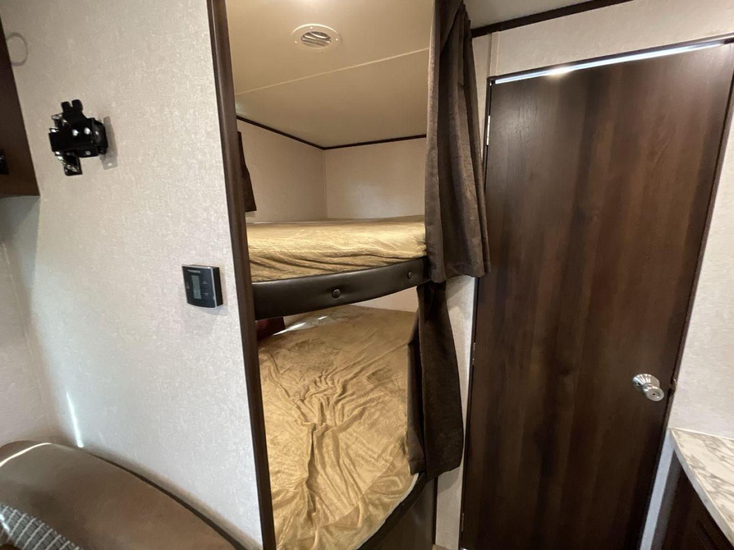 2018 JAYCO JAY FLIGHT 24RKS / 2 (1UJBJ0BN3J1) , Length: 29.2 ft | Dry Weight: 4,615 lbs. | Gross Weight: 6,000 lbs. | Slides: 0 transmission, located at 4319 N Main St, Cleburne, TX, 76033, (817) 678-5133, 32.385960, -97.391212 - Experience the ultimate blend of comfort and practicality with the 2018 Jayco Jay Flight 264BH. This meticulously crafted travel trailer is designed to provide unforgettable camping adventures. This model is 29 feet long and features a well-designed layout that is perfect for families and outdoor en - Photo#18