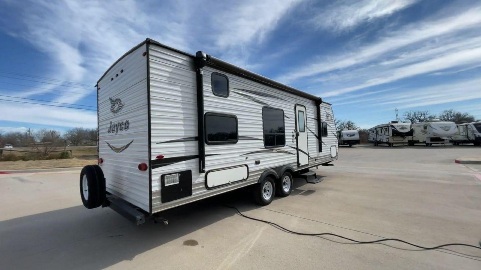 2018 JAYCO JAY FLIGHT 24RKS / 2 (1UJBJ0BN3J1) , Length: 29.2 ft | Dry Weight: 4,615 lbs. | Gross Weight: 6,000 lbs. | Slides: 0 transmission, located at 4319 N Main St, Cleburne, TX, 76033, (817) 678-5133, 32.385960, -97.391212 - Experience the ultimate blend of comfort and practicality with the 2018 Jayco Jay Flight 264BH. This meticulously crafted travel trailer is designed to provide unforgettable camping adventures. This model is 29 feet long and features a well-designed layout that is perfect for families and outdoor en - Photo#1