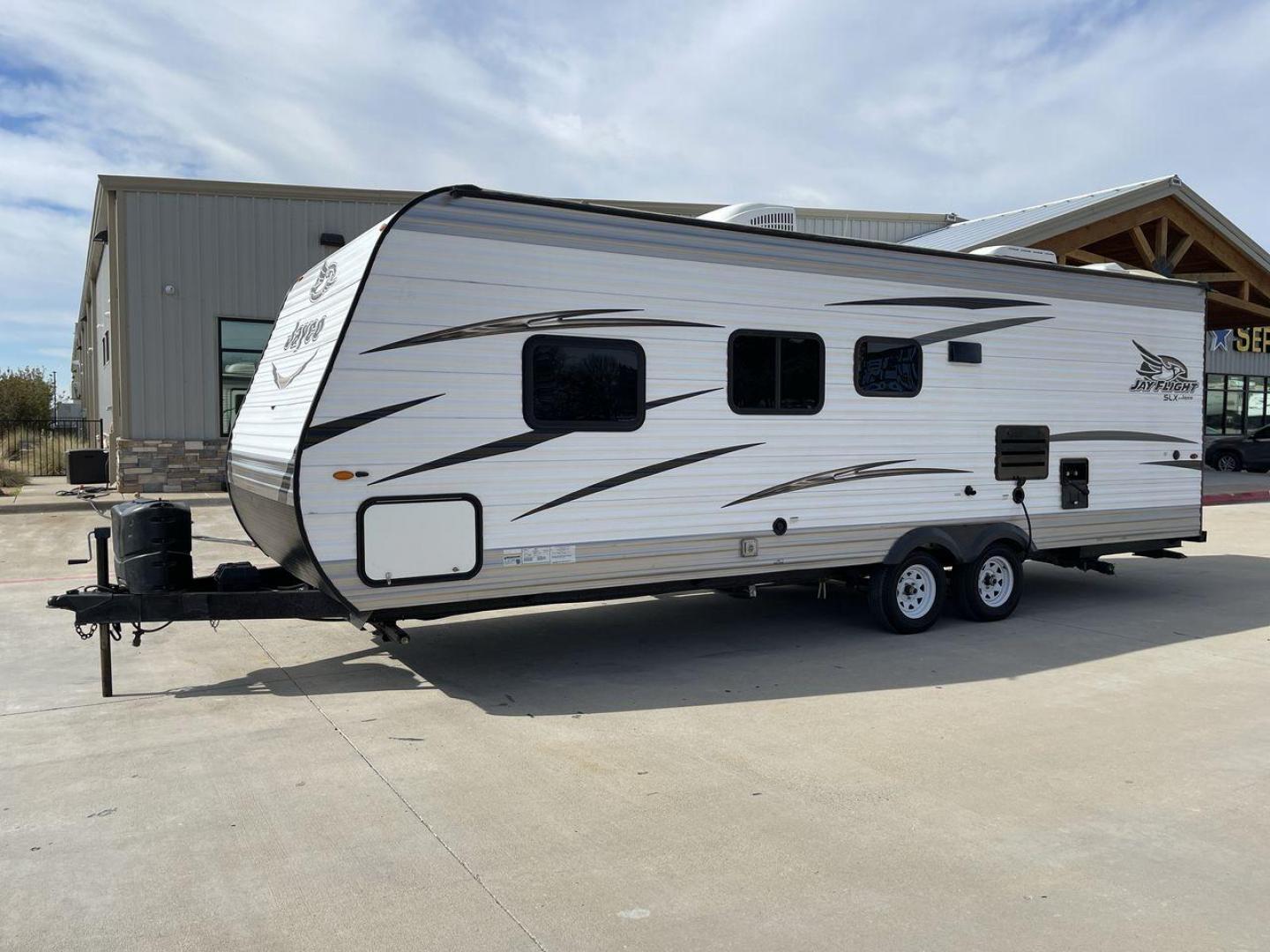 2018 JAYCO JAY FLIGHT 24RKS / 2 (1UJBJ0BN3J1) , Length: 29.2 ft | Dry Weight: 4,615 lbs. | Gross Weight: 6,000 lbs. | Slides: 0 transmission, located at 4319 N Main St, Cleburne, TX, 76033, (817) 678-5133, 32.385960, -97.391212 - Experience the ultimate blend of comfort and practicality with the 2018 Jayco Jay Flight 264BH. This meticulously crafted travel trailer is designed to provide unforgettable camping adventures. This model is 29 feet long and features a well-designed layout that is perfect for families and outdoor en - Photo#23