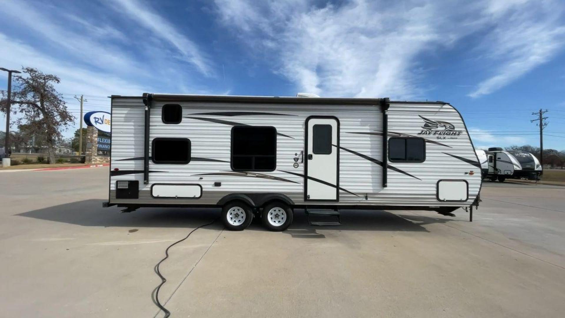 2018 JAYCO JAY FLIGHT 24RKS / 2 (1UJBJ0BN3J1) , Length: 29.2 ft | Dry Weight: 4,615 lbs. | Gross Weight: 6,000 lbs. | Slides: 0 transmission, located at 4319 N Main St, Cleburne, TX, 76033, (817) 678-5133, 32.385960, -97.391212 - Experience the ultimate blend of comfort and practicality with the 2018 Jayco Jay Flight 264BH. This meticulously crafted travel trailer is designed to provide unforgettable camping adventures. This model is 29 feet long and features a well-designed layout that is perfect for families and outdoor en - Photo#2