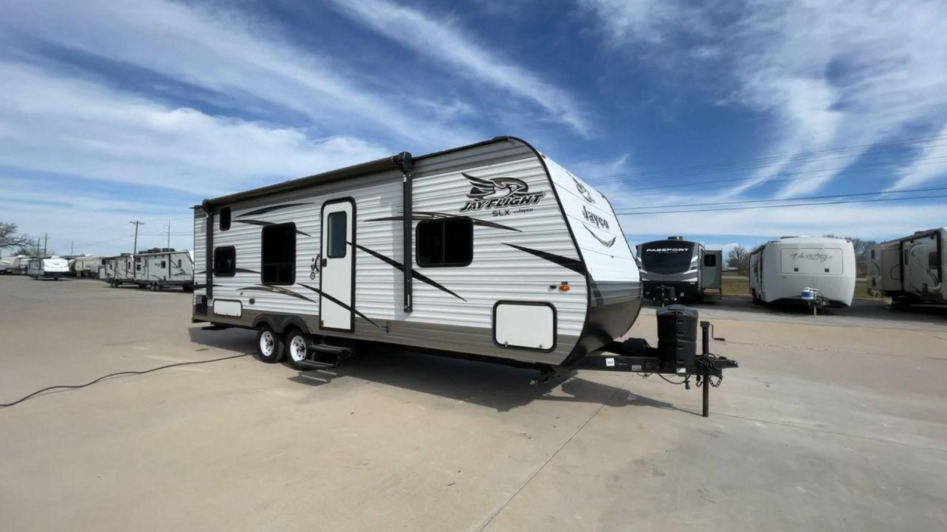 2018 JAYCO JAY FLIGHT 24RKS / 2 (1UJBJ0BN3J1) , Length: 29.2 ft | Dry Weight: 4,615 lbs. | Gross Weight: 6,000 lbs. | Slides: 0 transmission, located at 4319 N Main St, Cleburne, TX, 76033, (817) 678-5133, 32.385960, -97.391212 - Experience the ultimate blend of comfort and practicality with the 2018 Jayco Jay Flight 264BH. This meticulously crafted travel trailer is designed to provide unforgettable camping adventures. This model is 29 feet long and features a well-designed layout that is perfect for families and outdoor en - Photo#3