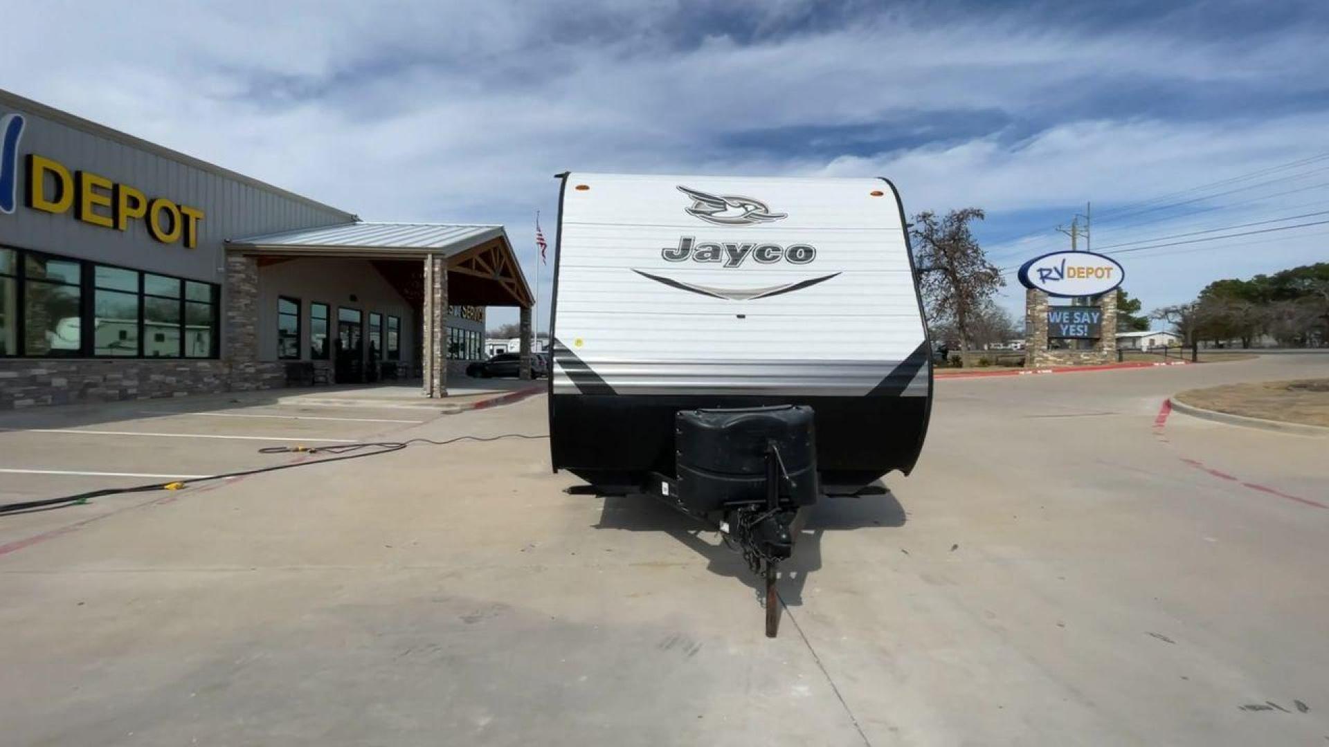 2018 JAYCO JAY FLIGHT 24RKS / 2 (1UJBJ0BN3J1) , Length: 29.2 ft | Dry Weight: 4,615 lbs. | Gross Weight: 6,000 lbs. | Slides: 0 transmission, located at 4319 N Main St, Cleburne, TX, 76033, (817) 678-5133, 32.385960, -97.391212 - Experience the ultimate blend of comfort and practicality with the 2018 Jayco Jay Flight 264BH. This meticulously crafted travel trailer is designed to provide unforgettable camping adventures. This model is 29 feet long and features a well-designed layout that is perfect for families and outdoor en - Photo#4