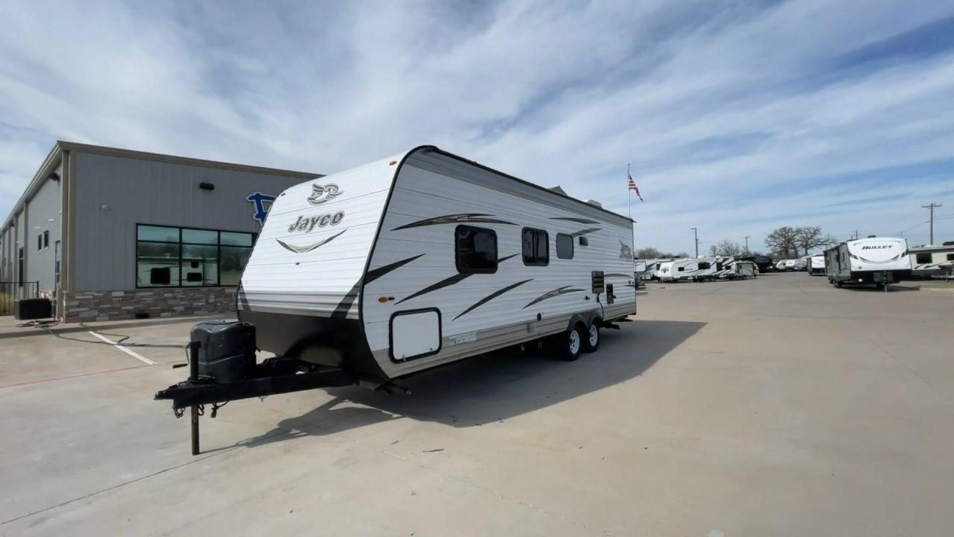 2018 JAYCO JAY FLIGHT 24RKS / 2 (1UJBJ0BN3J1) , Length: 29.2 ft | Dry Weight: 4,615 lbs. | Gross Weight: 6,000 lbs. | Slides: 0 transmission, located at 4319 N Main St, Cleburne, TX, 76033, (817) 678-5133, 32.385960, -97.391212 - Experience the ultimate blend of comfort and practicality with the 2018 Jayco Jay Flight 264BH. This meticulously crafted travel trailer is designed to provide unforgettable camping adventures. This model is 29 feet long and features a well-designed layout that is perfect for families and outdoor en - Photo#5