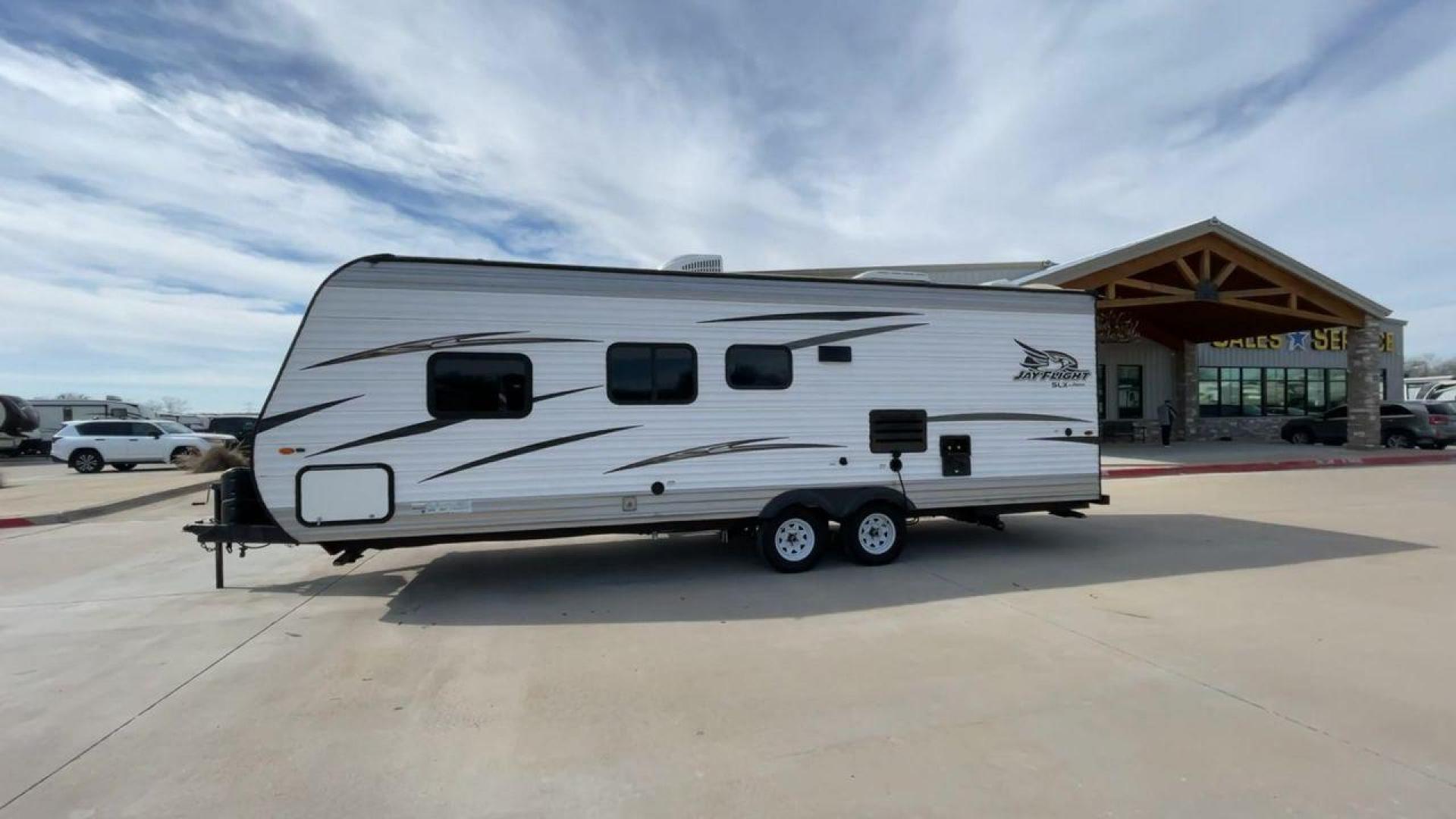 2018 JAYCO JAY FLIGHT 24RKS / 2 (1UJBJ0BN3J1) , Length: 29.2 ft | Dry Weight: 4,615 lbs. | Gross Weight: 6,000 lbs. | Slides: 0 transmission, located at 4319 N Main St, Cleburne, TX, 76033, (817) 678-5133, 32.385960, -97.391212 - Experience the ultimate blend of comfort and practicality with the 2018 Jayco Jay Flight 264BH. This meticulously crafted travel trailer is designed to provide unforgettable camping adventures. This model is 29 feet long and features a well-designed layout that is perfect for families and outdoor en - Photo#6