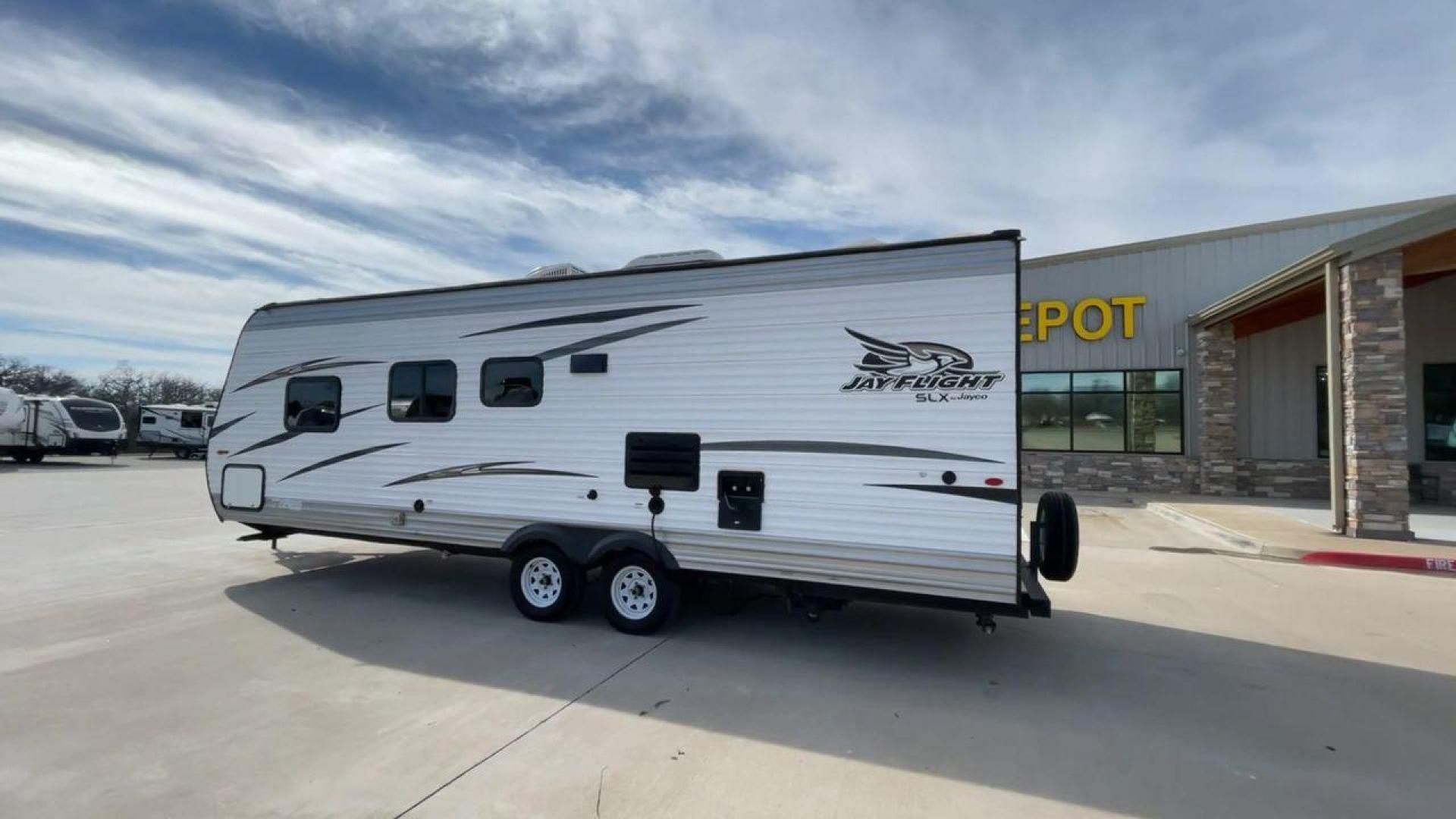 2018 JAYCO JAY FLIGHT 24RKS / 2 (1UJBJ0BN3J1) , Length: 29.2 ft | Dry Weight: 4,615 lbs. | Gross Weight: 6,000 lbs. | Slides: 0 transmission, located at 4319 N Main St, Cleburne, TX, 76033, (817) 678-5133, 32.385960, -97.391212 - Experience the ultimate blend of comfort and practicality with the 2018 Jayco Jay Flight 264BH. This meticulously crafted travel trailer is designed to provide unforgettable camping adventures. This model is 29 feet long and features a well-designed layout that is perfect for families and outdoor en - Photo#7