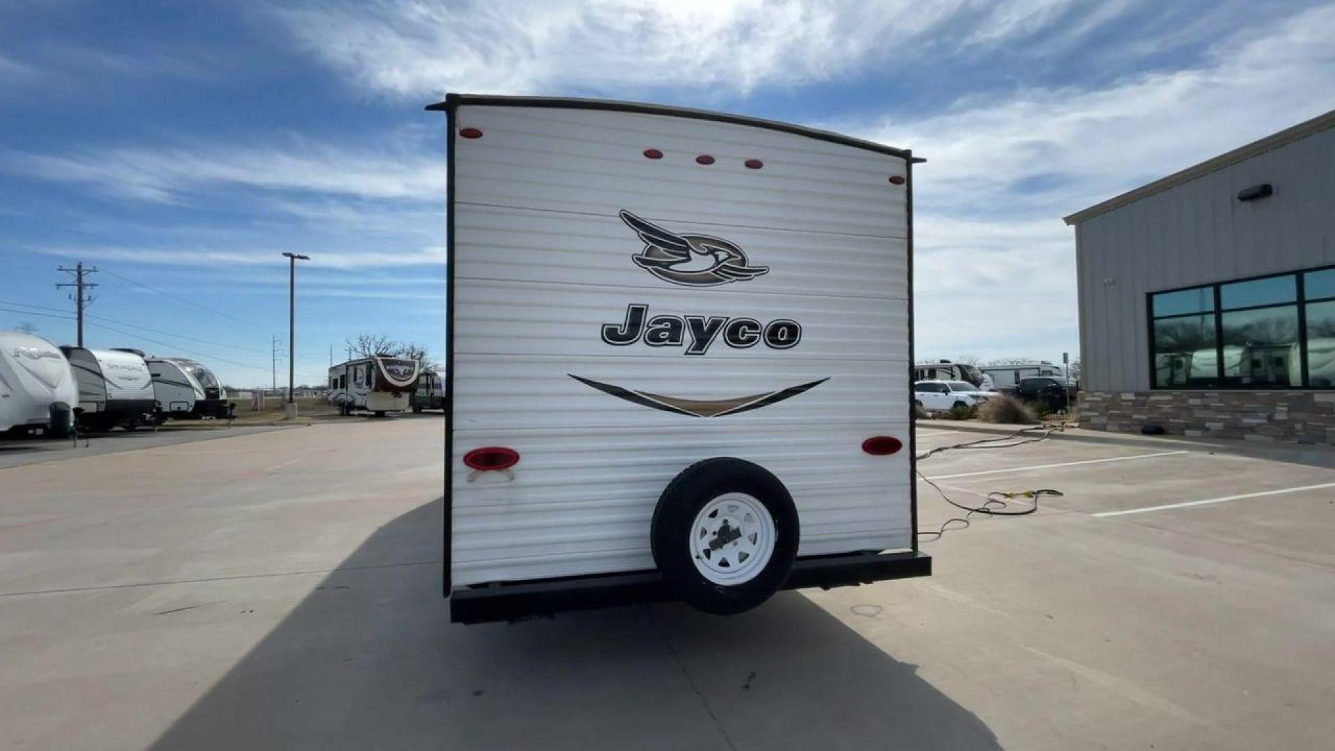 2018 JAYCO JAY FLIGHT 24RKS / 2 (1UJBJ0BN3J1) , Length: 29.2 ft | Dry Weight: 4,615 lbs. | Gross Weight: 6,000 lbs. | Slides: 0 transmission, located at 4319 N Main St, Cleburne, TX, 76033, (817) 678-5133, 32.385960, -97.391212 - Experience the ultimate blend of comfort and practicality with the 2018 Jayco Jay Flight 264BH. This meticulously crafted travel trailer is designed to provide unforgettable camping adventures. This model is 29 feet long and features a well-designed layout that is perfect for families and outdoor en - Photo#8