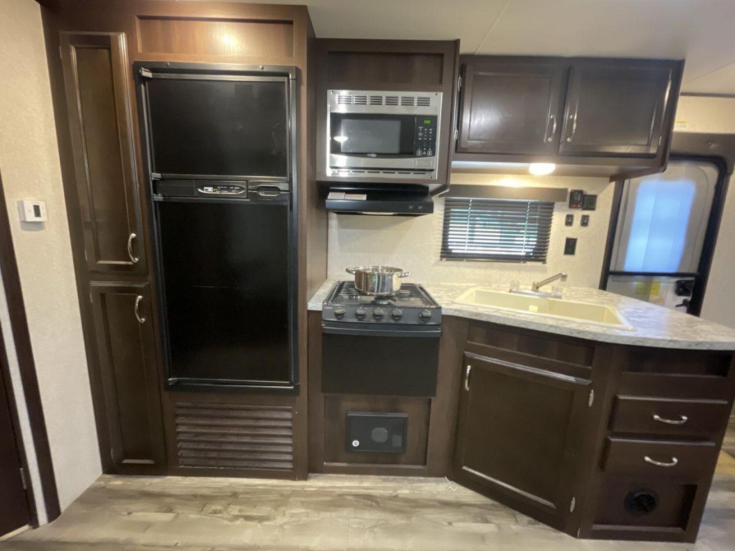 2018 JAYCO JAY FLIGHT 265RLS (1UJBJ0BP1J1) , located at 4319 N Main St, Cleburne, TX, 76033, (817) 678-5133, 32.385960, -97.391212 - Photo#10