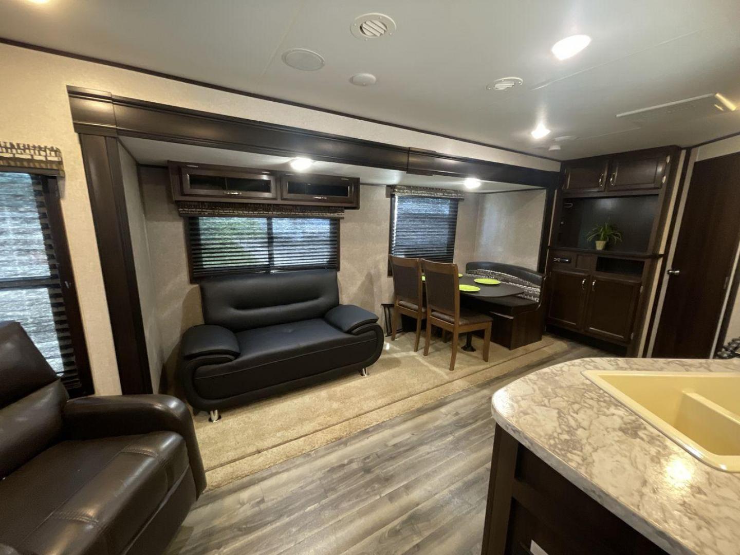 2018 JAYCO JAY FLIGHT 265RLS (1UJBJ0BP1J1) , located at 4319 N Main St, Cleburne, TX, 76033, (817) 678-5133, 32.385960, -97.391212 - Photo#12