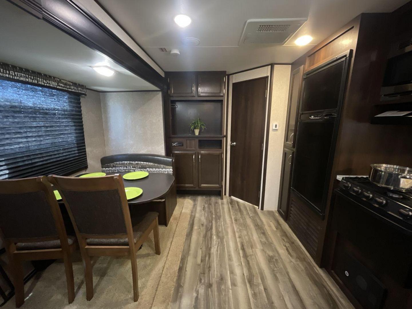 2018 JAYCO JAY FLIGHT 265RLS (1UJBJ0BP1J1) , located at 4319 N Main St, Cleburne, TX, 76033, (817) 678-5133, 32.385960, -97.391212 - Photo#13