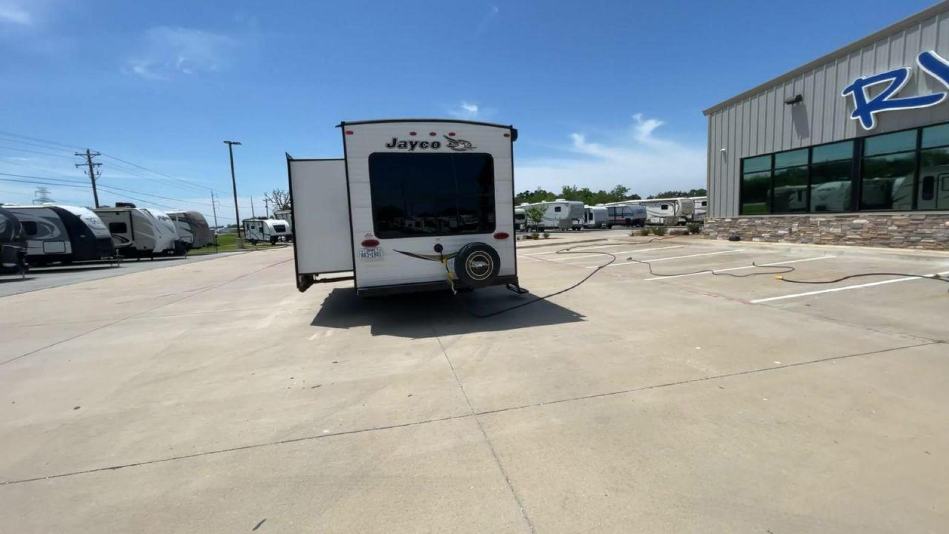 2018 JAYCO JAY FLIGHT 265RLS (1UJBJ0BP1J1) , located at 4319 N Main St, Cleburne, TX, 76033, (817) 678-5133, 32.385960, -97.391212 - Photo#8