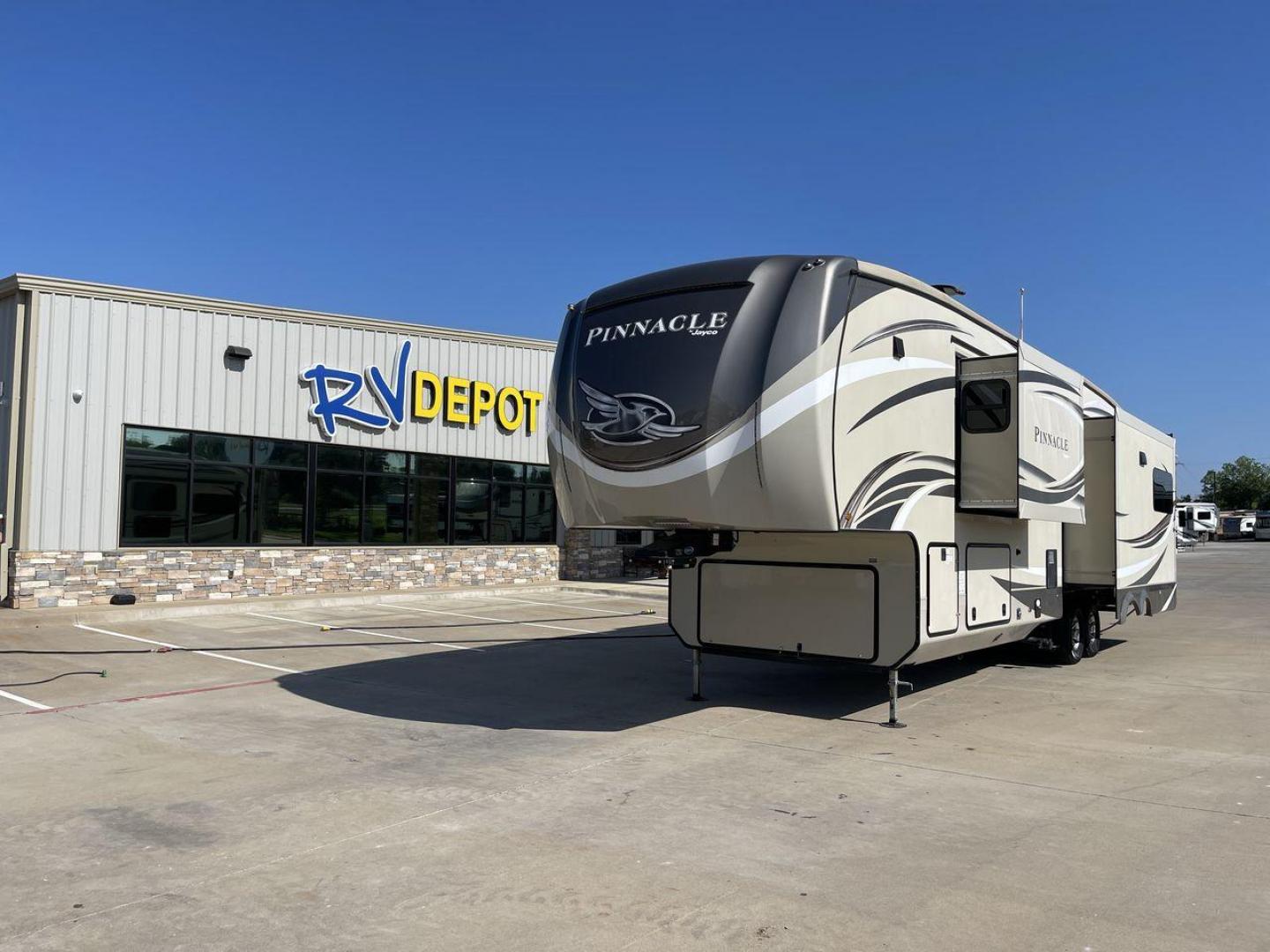 2018 JAYCO PINNACLE 36FBTS (1UJCJ0BV2J1) , located at 4319 N Main St, Cleburne, TX, 76033, (817) 678-5133, 32.385960, -97.391212 - Photo#0