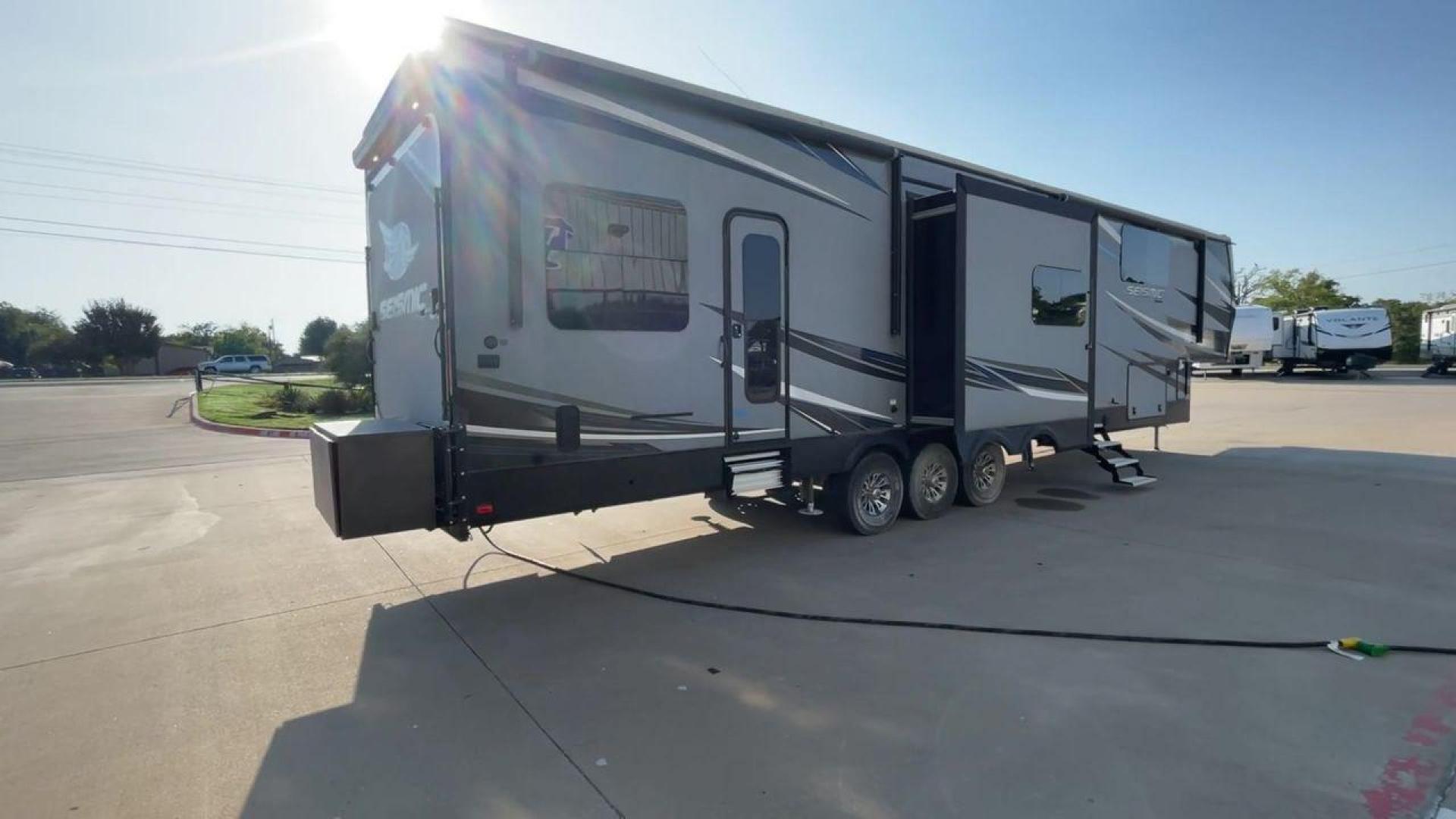 2018 GRAY JAYCO SEISMIC 4250 - (1UJCJSCV5J1) , Length: 44.92 ft. | Dry Weight: 15,570 lbs. | Gross Weight: 20,000 lbs. | Slides: 3 transmission, located at 4319 N Main St, Cleburne, TX, 76033, (817) 678-5133, 32.385960, -97.391212 - Set out to the great outdoors in this 2018 Jayco Seismic 4250 and enjoy all the amenities it has to offer! This toy hauler measures just a bit under 45 ft. in length and 13.32 ft. in height, providing great space and comfort. It has a dry weight of 15,570 lbs. and a GVWR of 20,000 lbs. It also comes - Photo#1