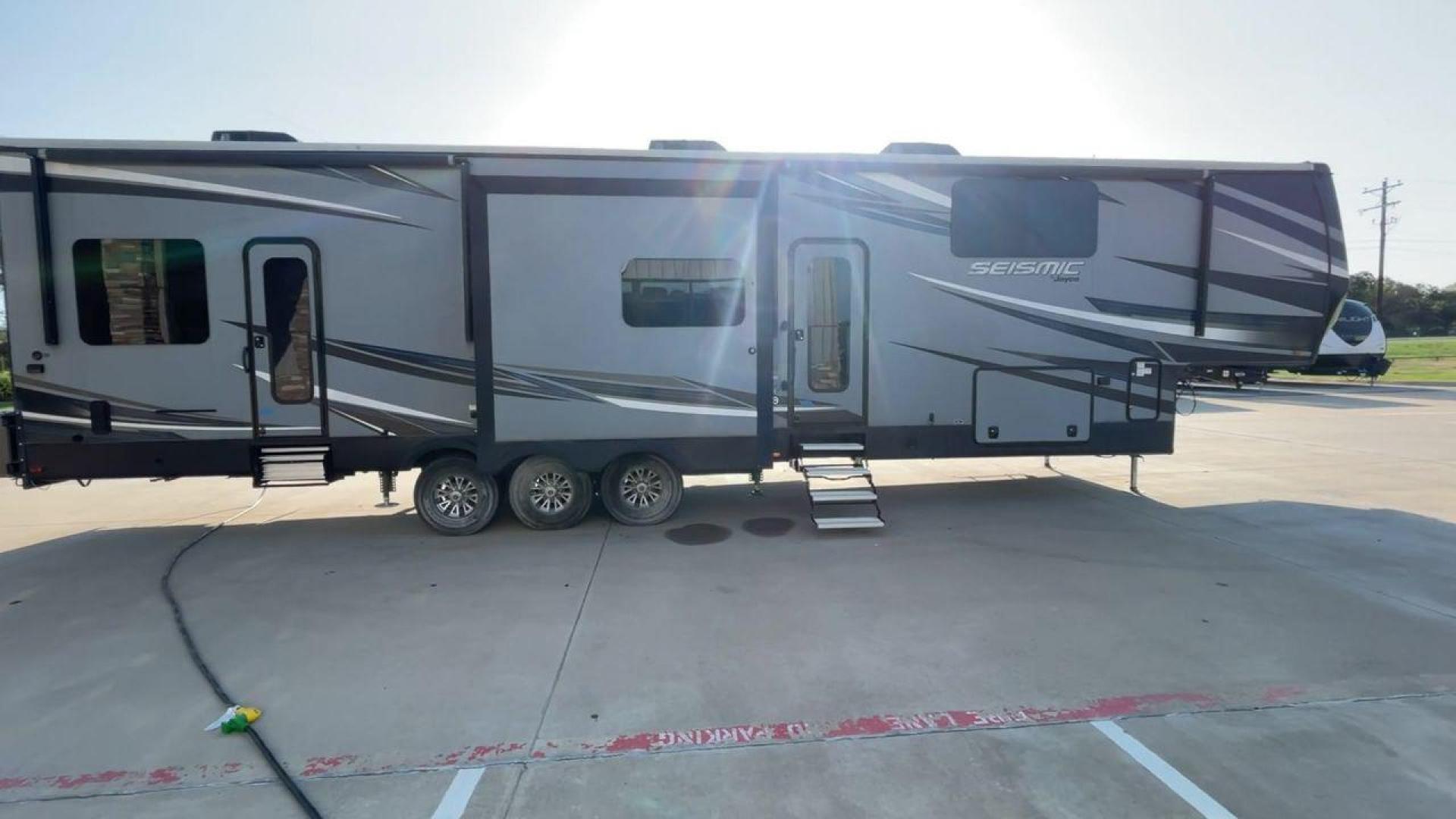 2018 GRAY JAYCO SEISMIC 4250 - (1UJCJSCV5J1) , Length: 44.92 ft. | Dry Weight: 15,570 lbs. | Gross Weight: 20,000 lbs. | Slides: 3 transmission, located at 4319 N Main St, Cleburne, TX, 76033, (817) 678-5133, 32.385960, -97.391212 - Set out to the great outdoors in this 2018 Jayco Seismic 4250 and enjoy all the amenities it has to offer! This toy hauler measures just a bit under 45 ft. in length and 13.32 ft. in height, providing great space and comfort. It has a dry weight of 15,570 lbs. and a GVWR of 20,000 lbs. It also comes - Photo#2