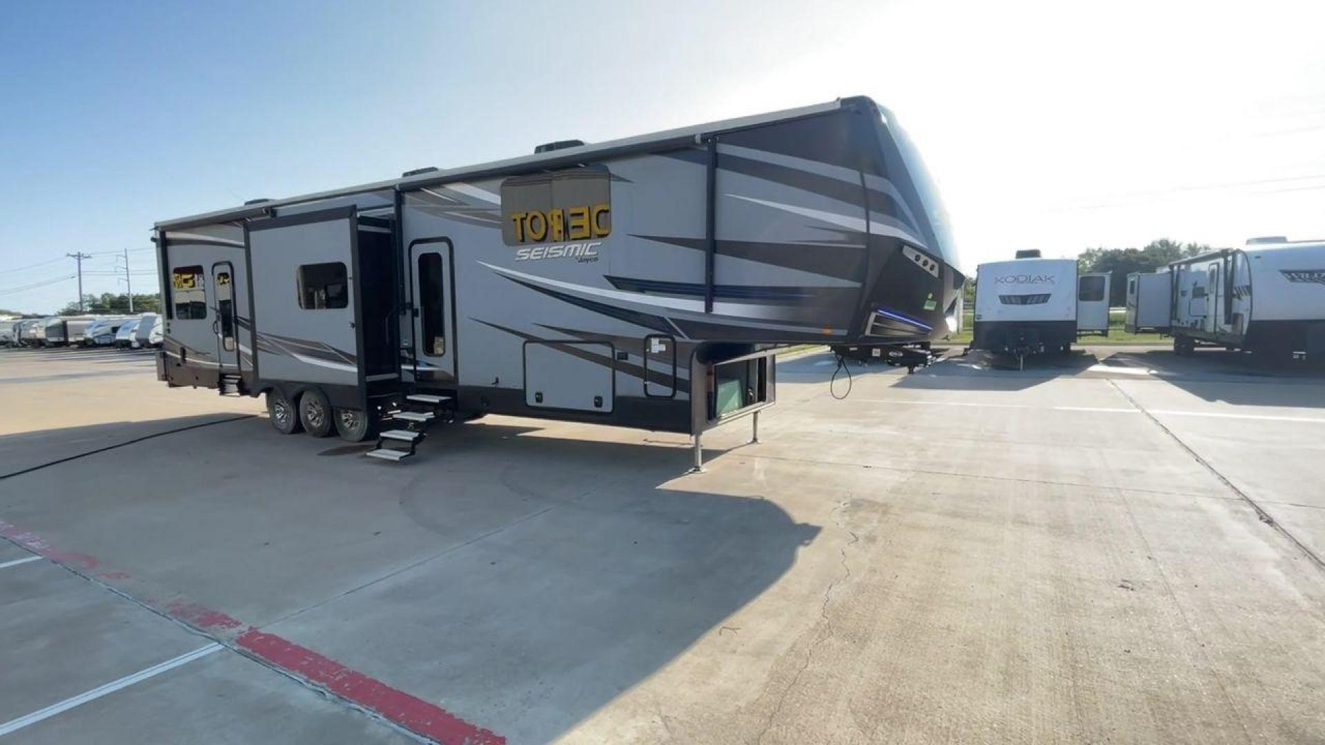 2018 GRAY JAYCO SEISMIC 4250 - (1UJCJSCV5J1) , Length: 44.92 ft. | Dry Weight: 15,570 lbs. | Gross Weight: 20,000 lbs. | Slides: 3 transmission, located at 4319 N Main St, Cleburne, TX, 76033, (817) 678-5133, 32.385960, -97.391212 - Set out to the great outdoors in this 2018 Jayco Seismic 4250 and enjoy all the amenities it has to offer! This toy hauler measures just a bit under 45 ft. in length and 13.32 ft. in height, providing great space and comfort. It has a dry weight of 15,570 lbs. and a GVWR of 20,000 lbs. It also comes - Photo#3