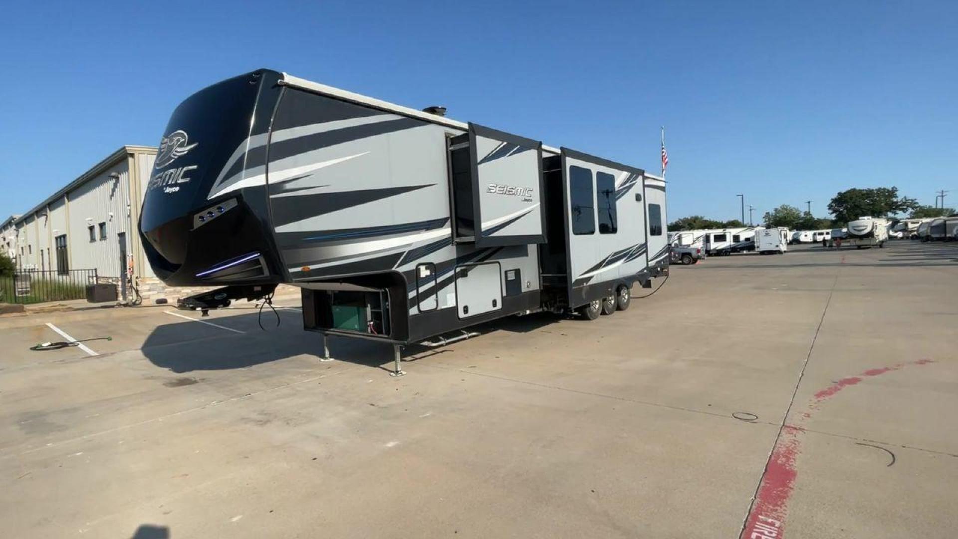 2018 GRAY JAYCO SEISMIC 4250 - (1UJCJSCV5J1) , Length: 44.92 ft. | Dry Weight: 15,570 lbs. | Gross Weight: 20,000 lbs. | Slides: 3 transmission, located at 4319 N Main St, Cleburne, TX, 76033, (817) 678-5133, 32.385960, -97.391212 - Set out to the great outdoors in this 2018 Jayco Seismic 4250 and enjoy all the amenities it has to offer! This toy hauler measures just a bit under 45 ft. in length and 13.32 ft. in height, providing great space and comfort. It has a dry weight of 15,570 lbs. and a GVWR of 20,000 lbs. It also comes - Photo#5