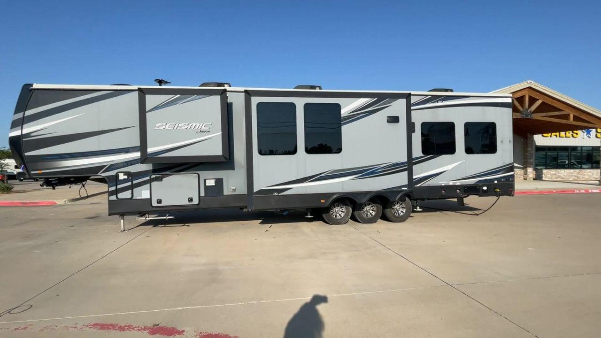 2018 GRAY JAYCO SEISMIC 4250 - (1UJCJSCV5J1) , Length: 44.92 ft. | Dry Weight: 15,570 lbs. | Gross Weight: 20,000 lbs. | Slides: 3 transmission, located at 4319 N Main St, Cleburne, TX, 76033, (817) 678-5133, 32.385960, -97.391212 - Set out to the great outdoors in this 2018 Jayco Seismic 4250 and enjoy all the amenities it has to offer! This toy hauler measures just a bit under 45 ft. in length and 13.32 ft. in height, providing great space and comfort. It has a dry weight of 15,570 lbs. and a GVWR of 20,000 lbs. It also comes - Photo#6