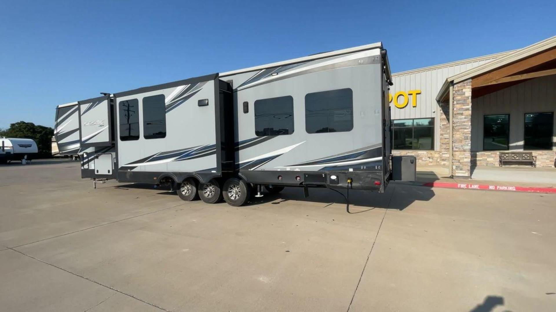 2018 GRAY JAYCO SEISMIC 4250 - (1UJCJSCV5J1) , Length: 44.92 ft. | Dry Weight: 15,570 lbs. | Gross Weight: 20,000 lbs. | Slides: 3 transmission, located at 4319 N Main St, Cleburne, TX, 76033, (817) 678-5133, 32.385960, -97.391212 - Set out to the great outdoors in this 2018 Jayco Seismic 4250 and enjoy all the amenities it has to offer! This toy hauler measures just a bit under 45 ft. in length and 13.32 ft. in height, providing great space and comfort. It has a dry weight of 15,570 lbs. and a GVWR of 20,000 lbs. It also comes - Photo#7