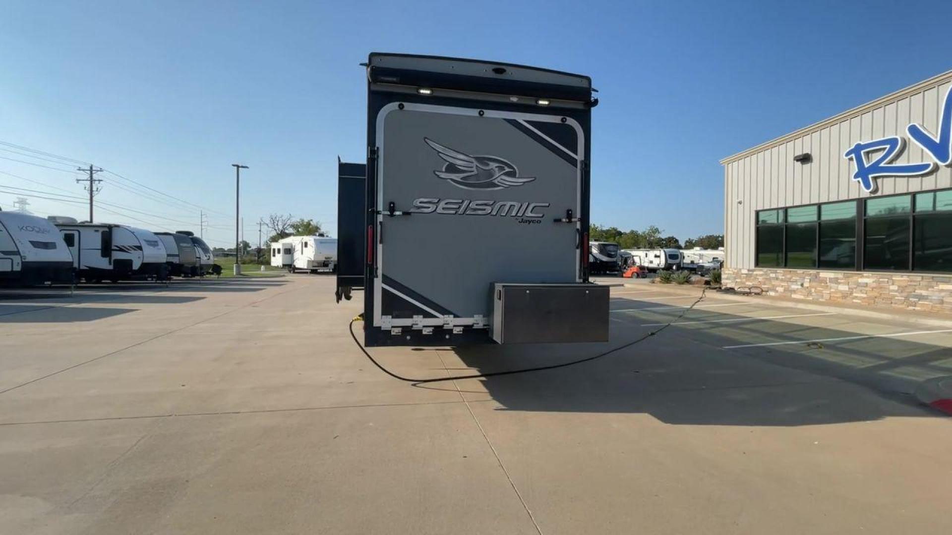 2018 GRAY JAYCO SEISMIC 4250 - (1UJCJSCV5J1) , Length: 44.92 ft. | Dry Weight: 15,570 lbs. | Gross Weight: 20,000 lbs. | Slides: 3 transmission, located at 4319 N Main St, Cleburne, TX, 76033, (817) 678-5133, 32.385960, -97.391212 - Set out to the great outdoors in this 2018 Jayco Seismic 4250 and enjoy all the amenities it has to offer! This toy hauler measures just a bit under 45 ft. in length and 13.32 ft. in height, providing great space and comfort. It has a dry weight of 15,570 lbs. and a GVWR of 20,000 lbs. It also comes - Photo#8