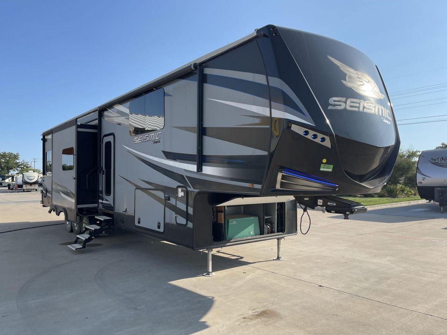 2018 GRAY JAYCO SEISMIC 4250 - (1UJCJSCV5J1) , Length: 44.92 ft. | Dry Weight: 15,570 lbs. | Gross Weight: 20,000 lbs. | Slides: 3 transmission, located at 4319 N Main St, Cleburne, TX, 76033, (817) 678-5133, 32.385960, -97.391212 - Set out to the great outdoors in this 2018 Jayco Seismic 4250 and enjoy all the amenities it has to offer! This toy hauler measures just a bit under 45 ft. in length and 13.32 ft. in height, providing great space and comfort. It has a dry weight of 15,570 lbs. and a GVWR of 20,000 lbs. It also comes - Photo#22