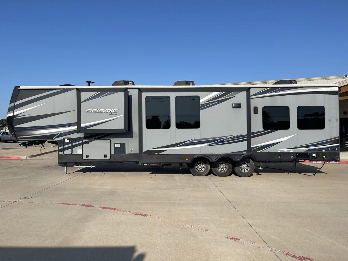 2018 GRAY JAYCO SEISMIC 4250 - (1UJCJSCV5J1) , Length: 44.92 ft. | Dry Weight: 15,570 lbs. | Gross Weight: 20,000 lbs. | Slides: 3 transmission, located at 4319 N Main St, Cleburne, TX, 76033, (817) 678-5133, 32.385960, -97.391212 - Set out to the great outdoors in this 2018 Jayco Seismic 4250 and enjoy all the amenities it has to offer! This toy hauler measures just a bit under 45 ft. in length and 13.32 ft. in height, providing great space and comfort. It has a dry weight of 15,570 lbs. and a GVWR of 20,000 lbs. It also comes - Photo#23