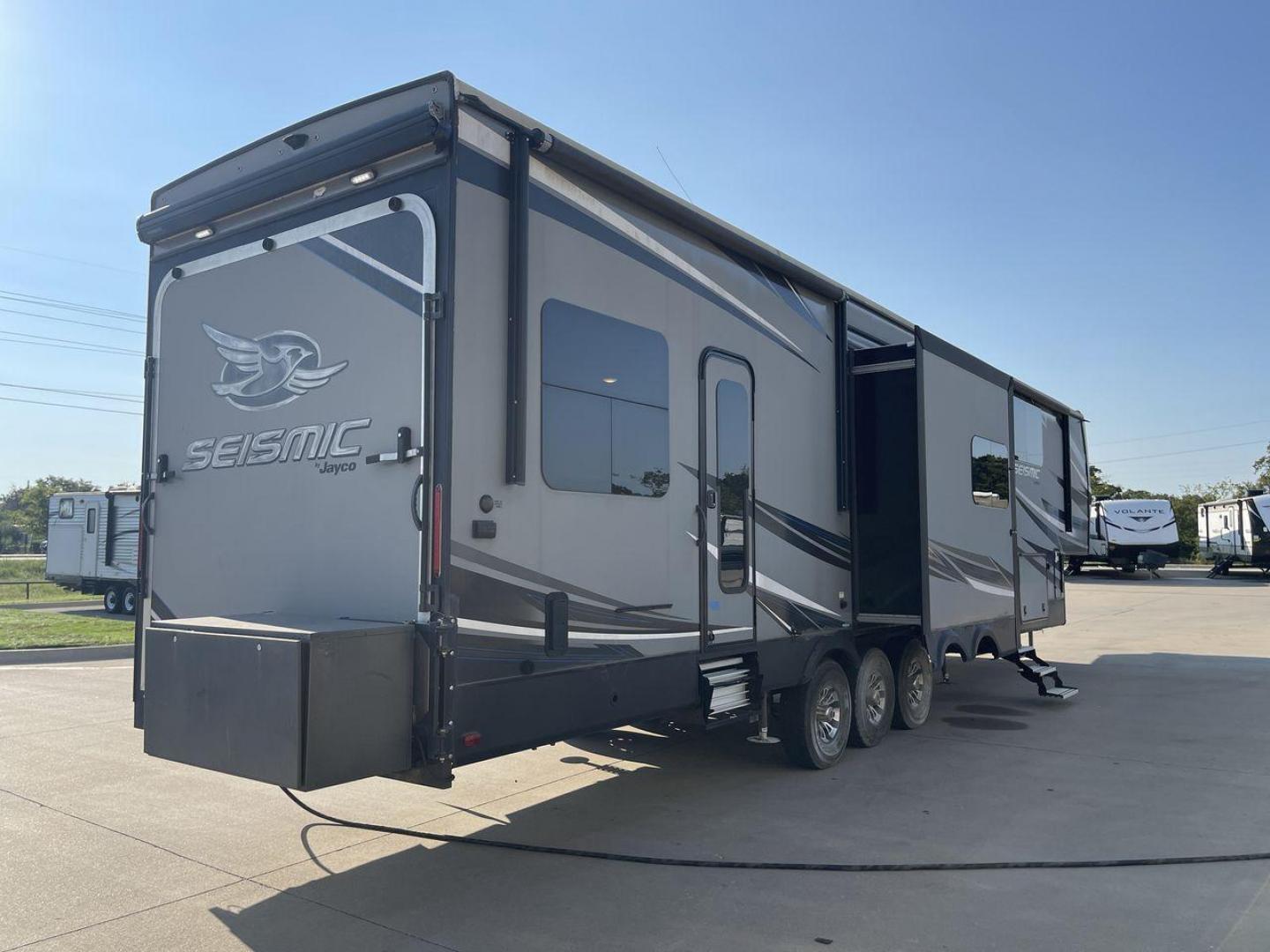 2018 GRAY JAYCO SEISMIC 4250 - (1UJCJSCV5J1) , Length: 44.92 ft. | Dry Weight: 15,570 lbs. | Gross Weight: 20,000 lbs. | Slides: 3 transmission, located at 4319 N Main St, Cleburne, TX, 76033, (817) 678-5133, 32.385960, -97.391212 - Set out to the great outdoors in this 2018 Jayco Seismic 4250 and enjoy all the amenities it has to offer! This toy hauler measures just a bit under 45 ft. in length and 13.32 ft. in height, providing great space and comfort. It has a dry weight of 15,570 lbs. and a GVWR of 20,000 lbs. It also comes - Photo#24