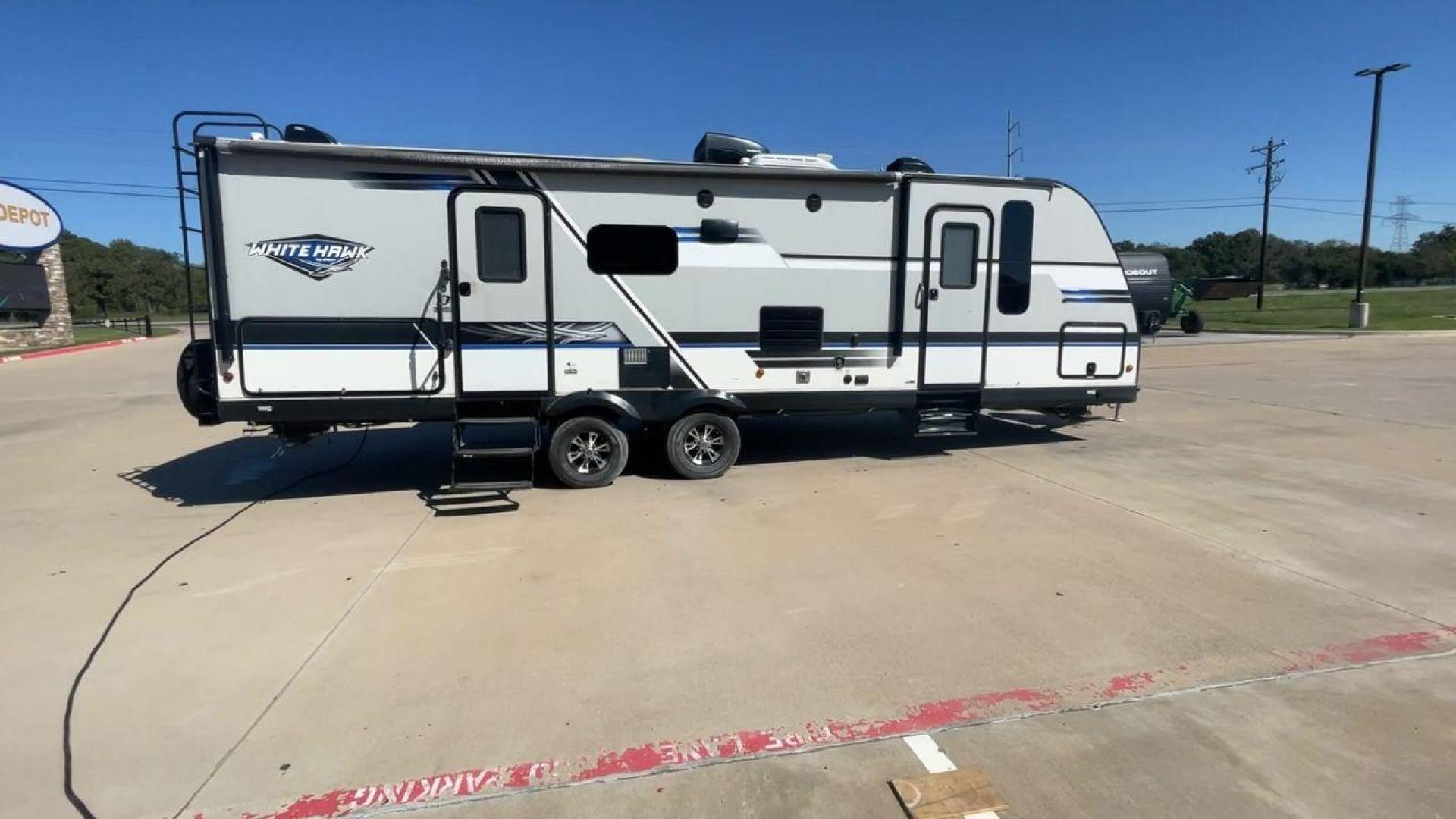 2018 JAYCO WHITE HAWK 27RB (1UJBJ0BR1J1) , Length: 32.7 ft. | Dry Weight: 6,500 lbs. | Gross Weight: 8,200 lbs. | Slides: 1 transmission, located at 4319 N Main St, Cleburne, TX, 76033, (817) 678-5133, 32.385960, -97.391212 - Photo#2