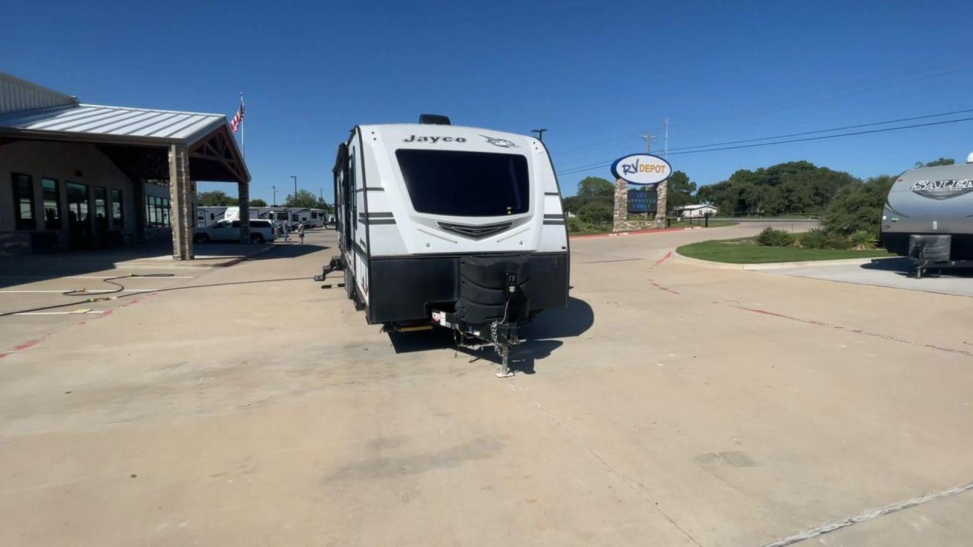 2018 JAYCO WHITE HAWK 27RB (1UJBJ0BR1J1) , Length: 32.7 ft. | Dry Weight: 6,500 lbs. | Gross Weight: 8,200 lbs. | Slides: 1 transmission, located at 4319 N Main St, Cleburne, TX, 76033, (817) 678-5133, 32.385960, -97.391212 - Photo#4