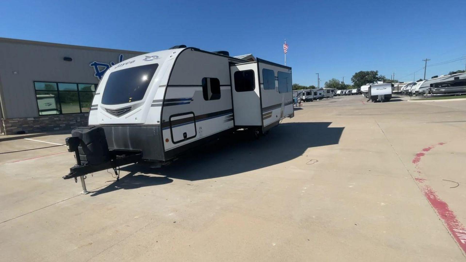 2018 JAYCO WHITE HAWK 27RB (1UJBJ0BR1J1) , Length: 32.7 ft. | Dry Weight: 6,500 lbs. | Gross Weight: 8,200 lbs. | Slides: 1 transmission, located at 4319 N Main St, Cleburne, TX, 76033, (817) 678-5133, 32.385960, -97.391212 - Photo#5