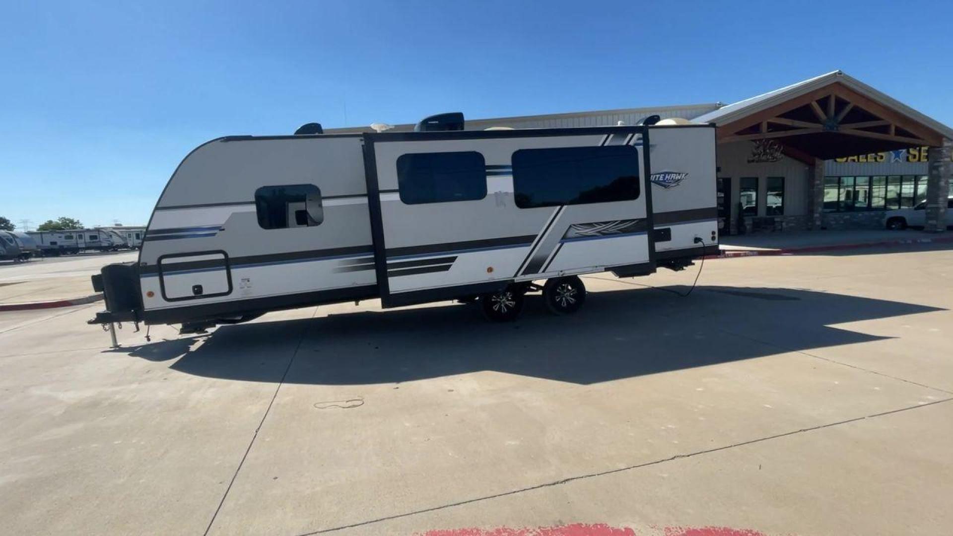 2018 JAYCO WHITE HAWK 27RB (1UJBJ0BR1J1) , Length: 32.7 ft. | Dry Weight: 6,500 lbs. | Gross Weight: 8,200 lbs. | Slides: 1 transmission, located at 4319 N Main St, Cleburne, TX, 76033, (817) 678-5133, 32.385960, -97.391212 - Photo#6