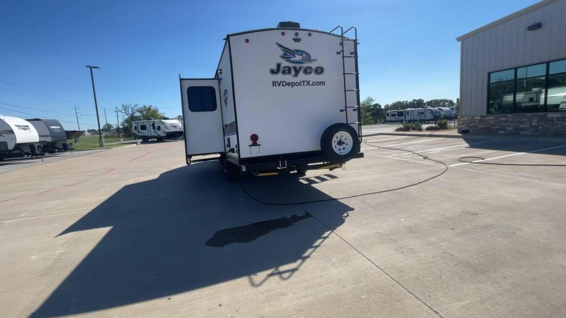 2018 JAYCO WHITE HAWK 27RB (1UJBJ0BR1J1) , Length: 32.7 ft. | Dry Weight: 6,500 lbs. | Gross Weight: 8,200 lbs. | Slides: 1 transmission, located at 4319 N Main St, Cleburne, TX, 76033, (817) 678-5133, 32.385960, -97.391212 - Photo#8