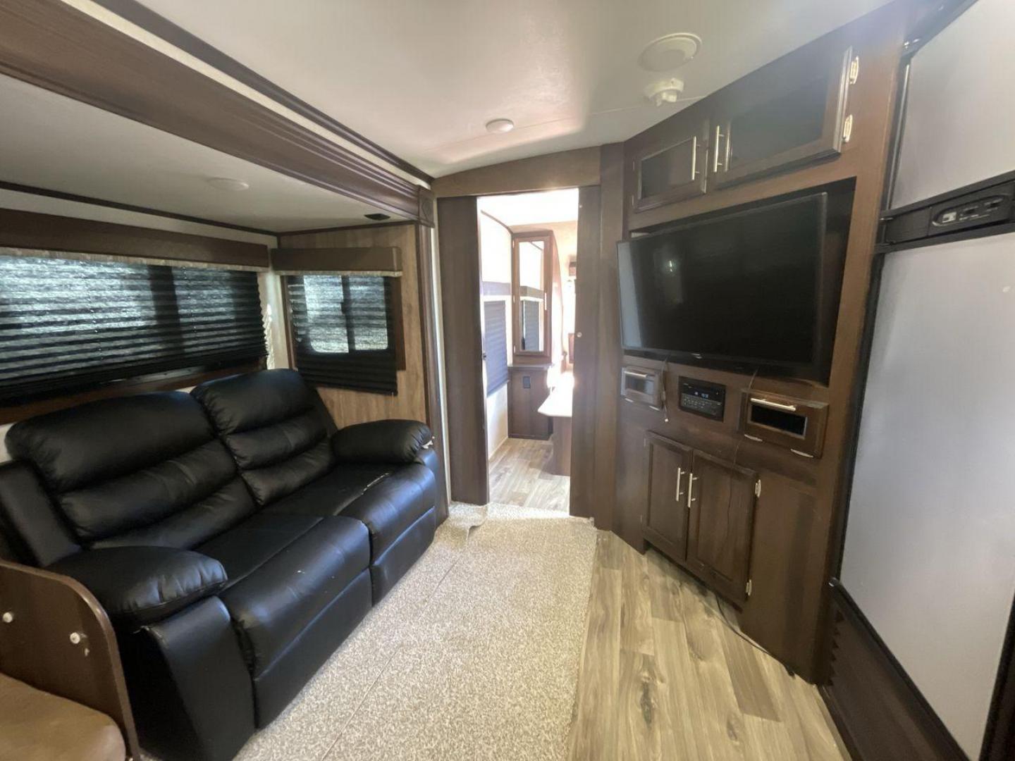 2018 JAYCO WHITE HAWK 27RB (1UJBJ0BR1J1) , Length: 32.7 ft. | Dry Weight: 6,500 lbs. | Gross Weight: 8,200 lbs. | Slides: 1 transmission, located at 4319 N Main St, Cleburne, TX, 76033, (817) 678-5133, 32.385960, -97.391212 - Photo#11