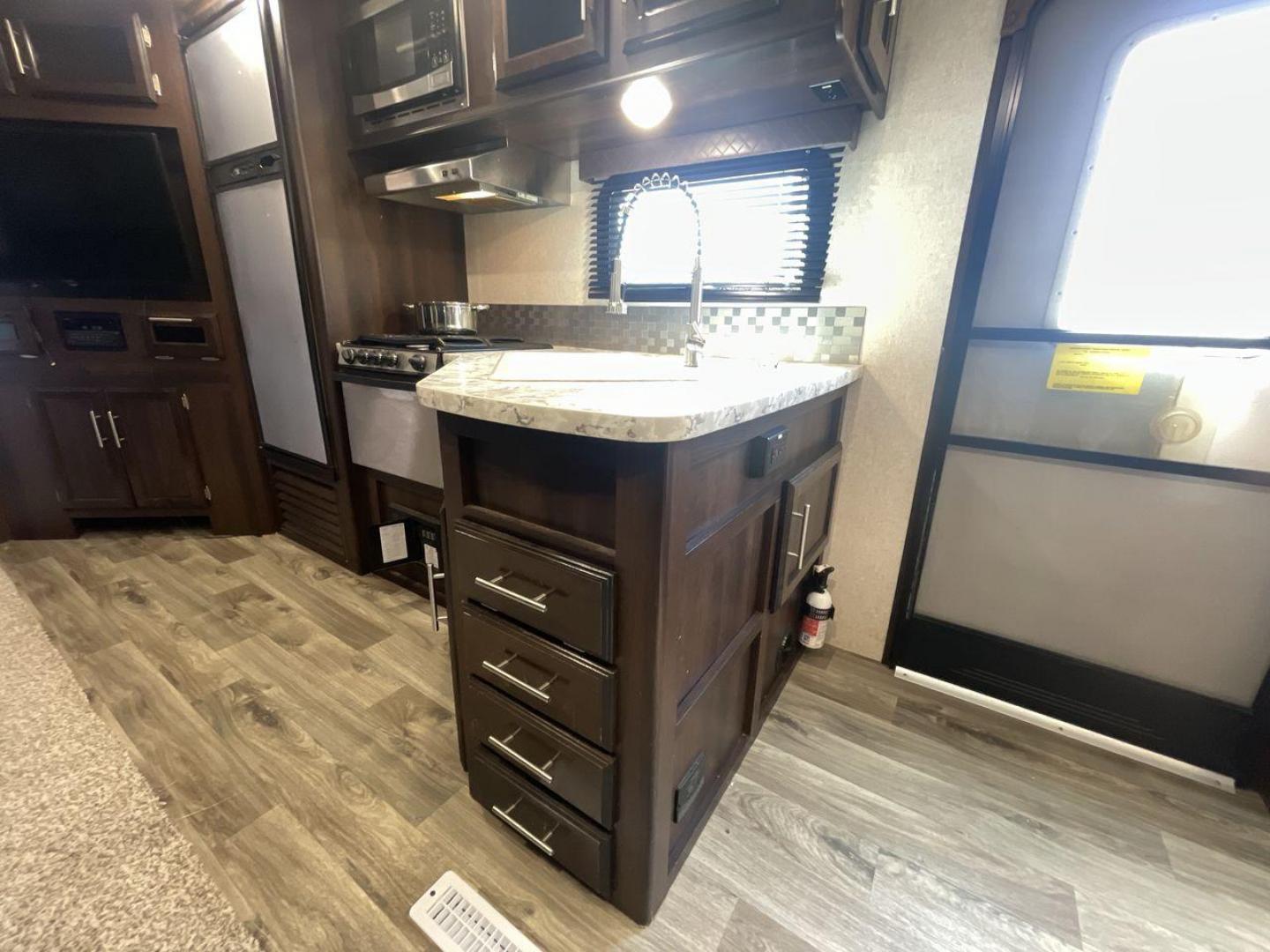 2018 JAYCO WHITE HAWK 27RB (1UJBJ0BR1J1) , Length: 32.7 ft. | Dry Weight: 6,500 lbs. | Gross Weight: 8,200 lbs. | Slides: 1 transmission, located at 4319 N Main St, Cleburne, TX, 76033, (817) 678-5133, 32.385960, -97.391212 - Photo#21