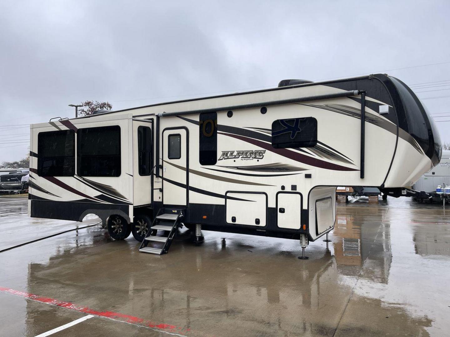 2018 KEYSTONE ALPINE 3011RE (4YDF30127JE) , Length: 34.08 ft. | Dry Weight: 11,945 lbs. | Gross Weight: 15,000 lbs. | Slides: 3 transmission, located at 4319 N Main St, Cleburne, TX, 76033, (817) 678-5133, 32.385960, -97.391212 - The definition of luxury travel comes with the 2018 Keystone Alpine 3011RE. This is an opulent fifth-wheel trailer designed for discerning adventurers. Spanning 34 feet, this exquisite model boasts three slide-outs, creating a sprawling interior that redefines comfort on the road. The master bedroom - Photo#23