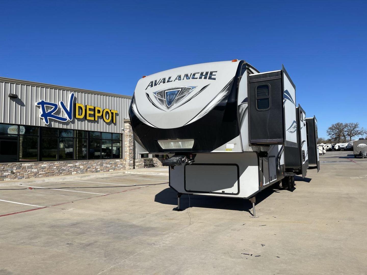 2018 KEYSTONE AVALANCHE 370RD - (4YDF37023JE) , located at 4319 N Main St, Cleburne, TX, 76033, (817) 678-5133, 32.385960, -97.391212 - Discover extra features that contribute to making this RV an ideal investment. (1) It has one-piece fiberglass roof, constructed seamlessly that can prevent leaks and helps to improve structural integrity. (2) It has Insulated Walls and Ceiling, which can maintain comfortable temperatures reg - Photo#0