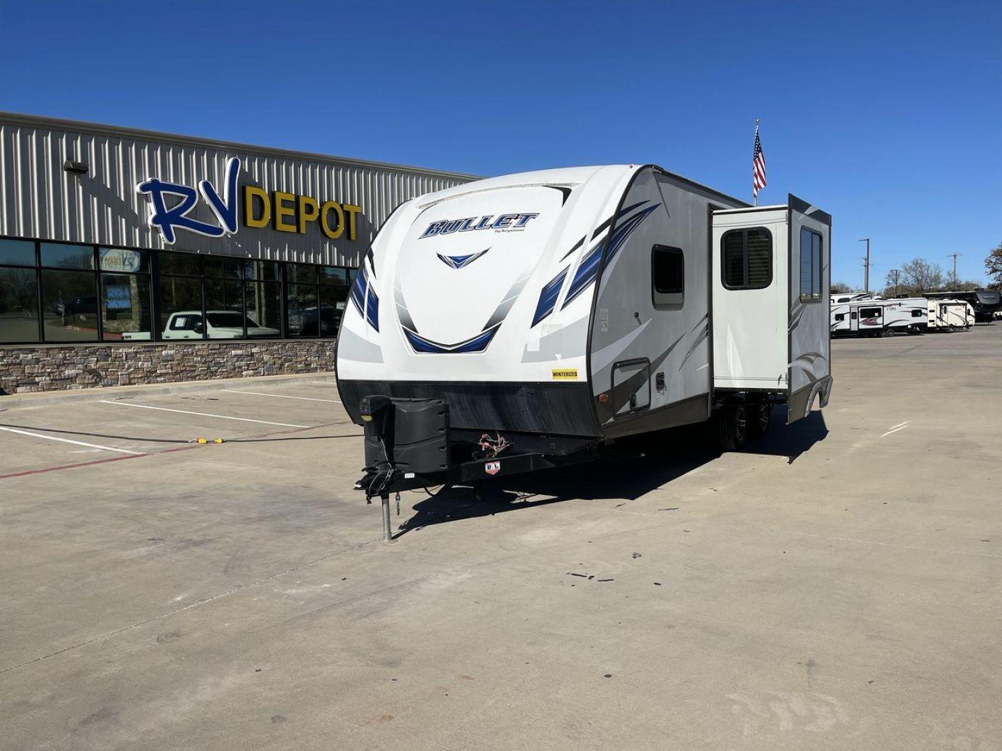 2018 KEYSTONE BULLET 243BHS (4YDT24325JT) , located at 4319 N Main St, Cleburne, TX, 76033, (817) 678-5133, 32.385960, -97.391212 - Photo#0