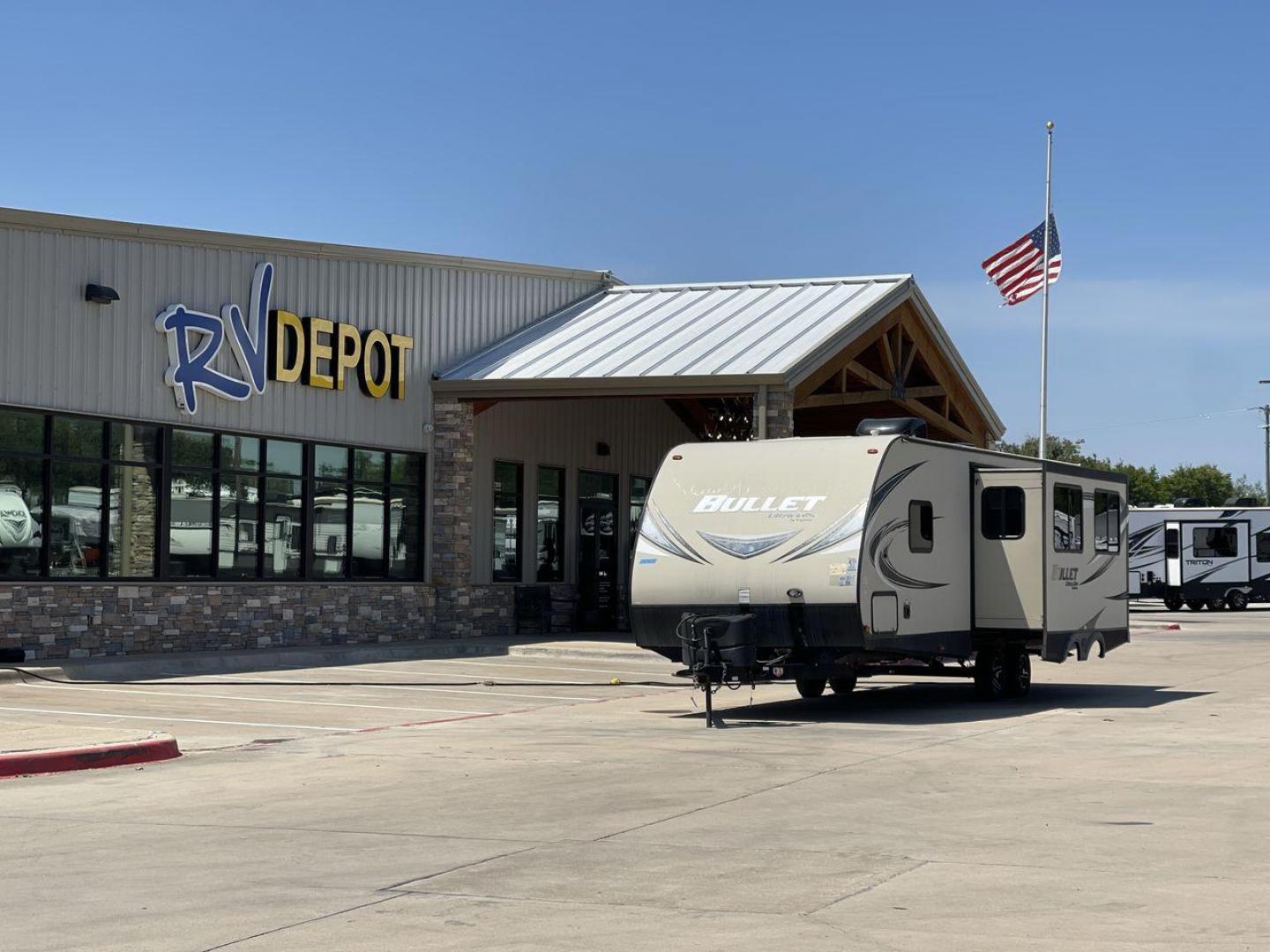 2018 KEYSTONE BULLET 269RL (4YDT26921JK) , Length: 31.92 ft. | Dry Weight: 5,285 lbs. | Gross Weight: 7,600 lbs. | Slides: 1 transmission, located at 4319 N Main St, Cleburne, TX, 76033, (817) 678-5133, 32.385960, -97.391212 - Photo#0