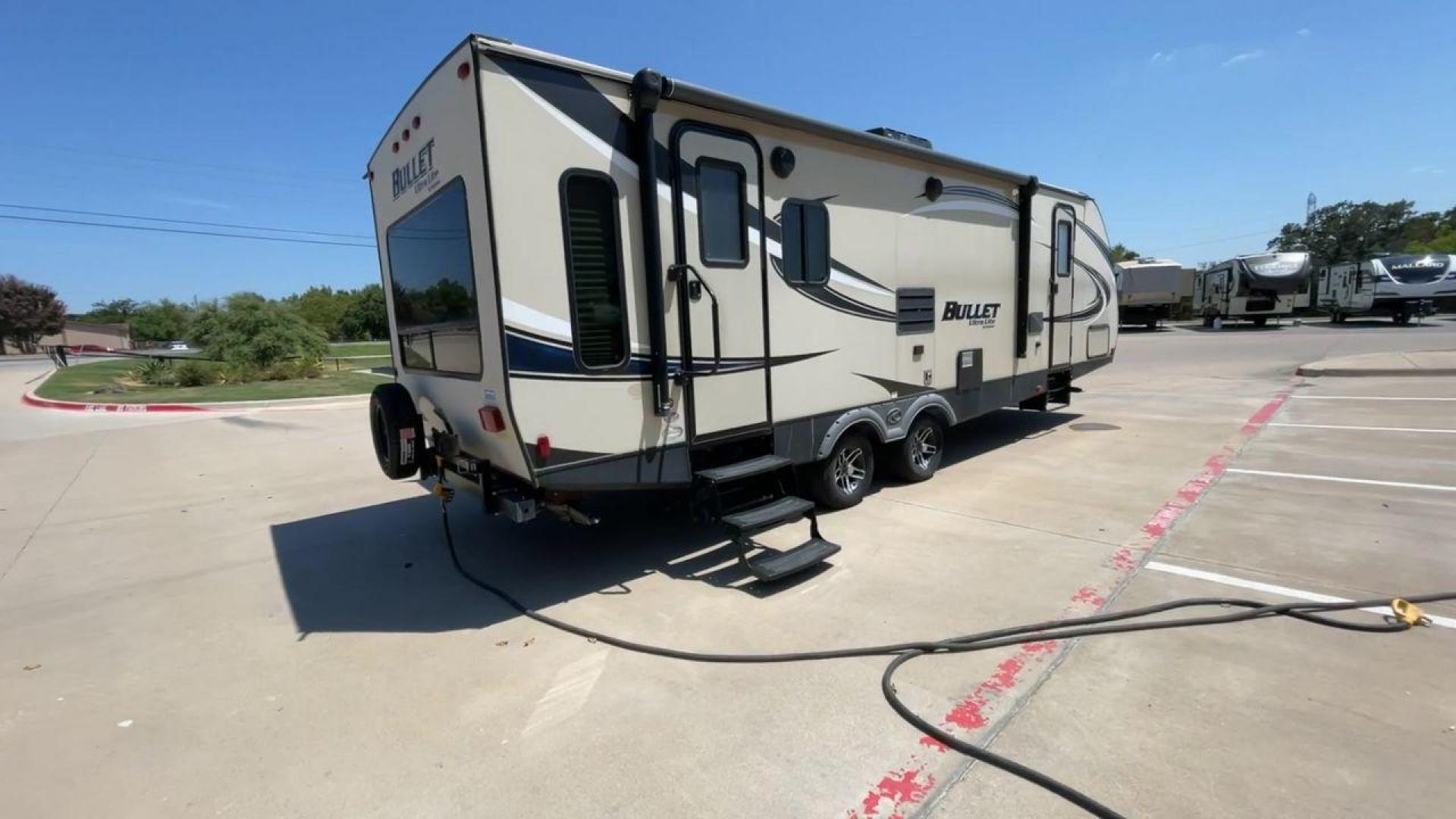 2018 KEYSTONE BULLET 269RL (4YDT26921JK) , Length: 31.92 ft. | Dry Weight: 5,285 lbs. | Gross Weight: 7,600 lbs. | Slides: 1 transmission, located at 4319 N Main St, Cleburne, TX, 76033, (817) 678-5133, 32.385960, -97.391212 - Photo#1